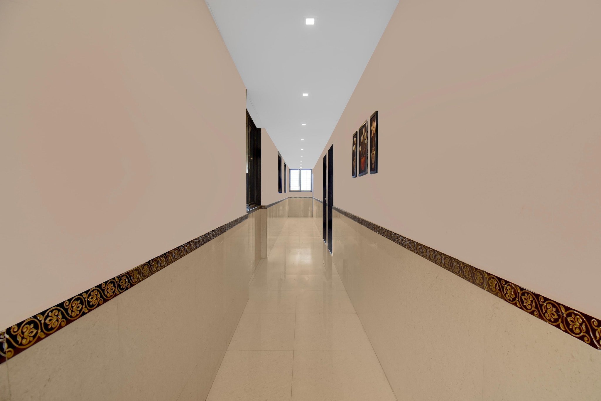 Ground floor: (bedroom(double bed, TV, seating area, air conditioning, telephone), bathroom(bathtub or shower, shower, washbasin, toilet, Towels incl., shampoo, body soap, hot water), parking, lift)