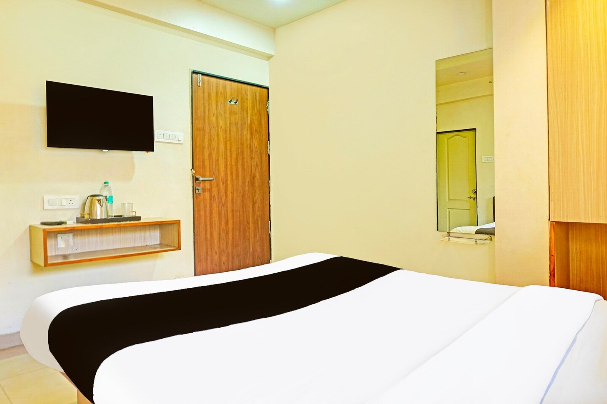Comfortable Accommodations: Super Collection O Pune Nagar Road Viman Nagar Formerly Ananta Sagar in Pune offers family rooms with air-conditioning, private bathrooms, work desks, and free toiletries. Each room includes a TV, wardrobe, and tiled floors.
Dining Experience: The family-friendly restaurant serves Indian cuisine for lunch and dinner. Guests can enjoy meals in a welcoming ambience, complemented by free WiFi throughout the property.
Convenient Facilities: The hotel features a lift, 24-hour front desk, housekeeping service, room service, and luggage storage. Additional amenities include a seating area and free toiletries.
Nearby Attractions: Pune International Airport is 4 km away. Points of interest include Aga Khan Palace (2 km),
Unmarried couples are warmly welcome at this property.
Guests with local ID proof are warmly welcome.
Early Check-In Policy: A full day’s room rate will be charged for check-ins before 6:00 AM. Complimentary early check-in is available between 6:00 AM and 10:00 AM, subject to room availability.
Check-in is only available to guests aged 18 and above. Please provide a government-issued ID to confirm your age.