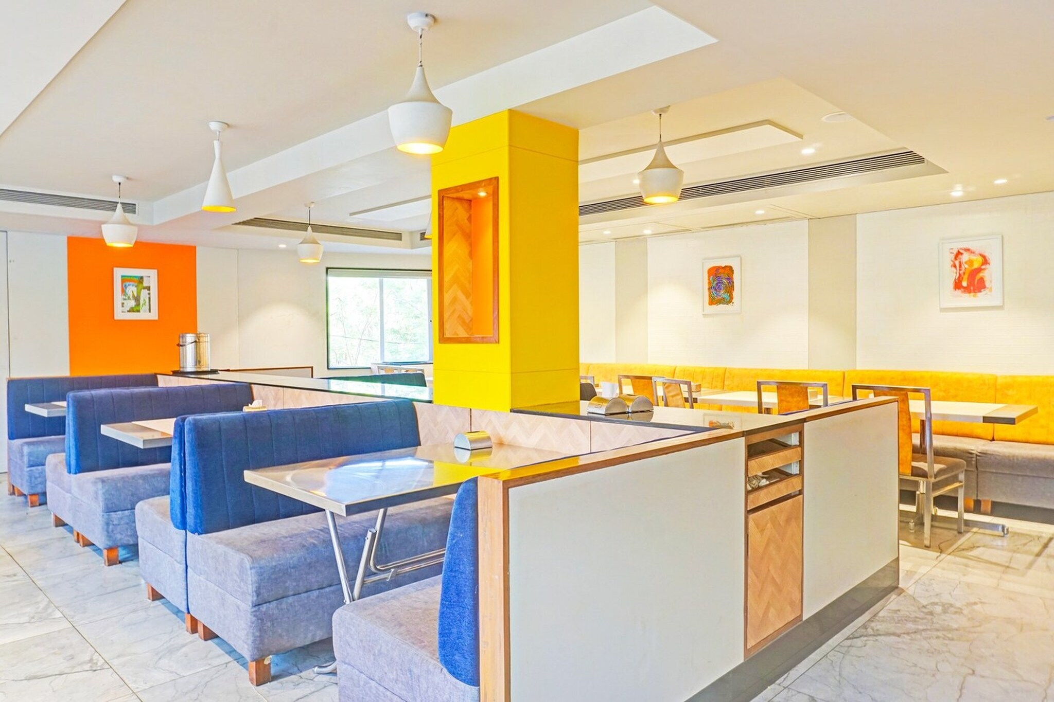Ground floor: (bedroom(double bed, TV, seating area, air conditioning, Towels incl., telephone), bathroom(bathtub or shower, shower, washbasin, toilet, shampoo, body soap, hot water), parking)