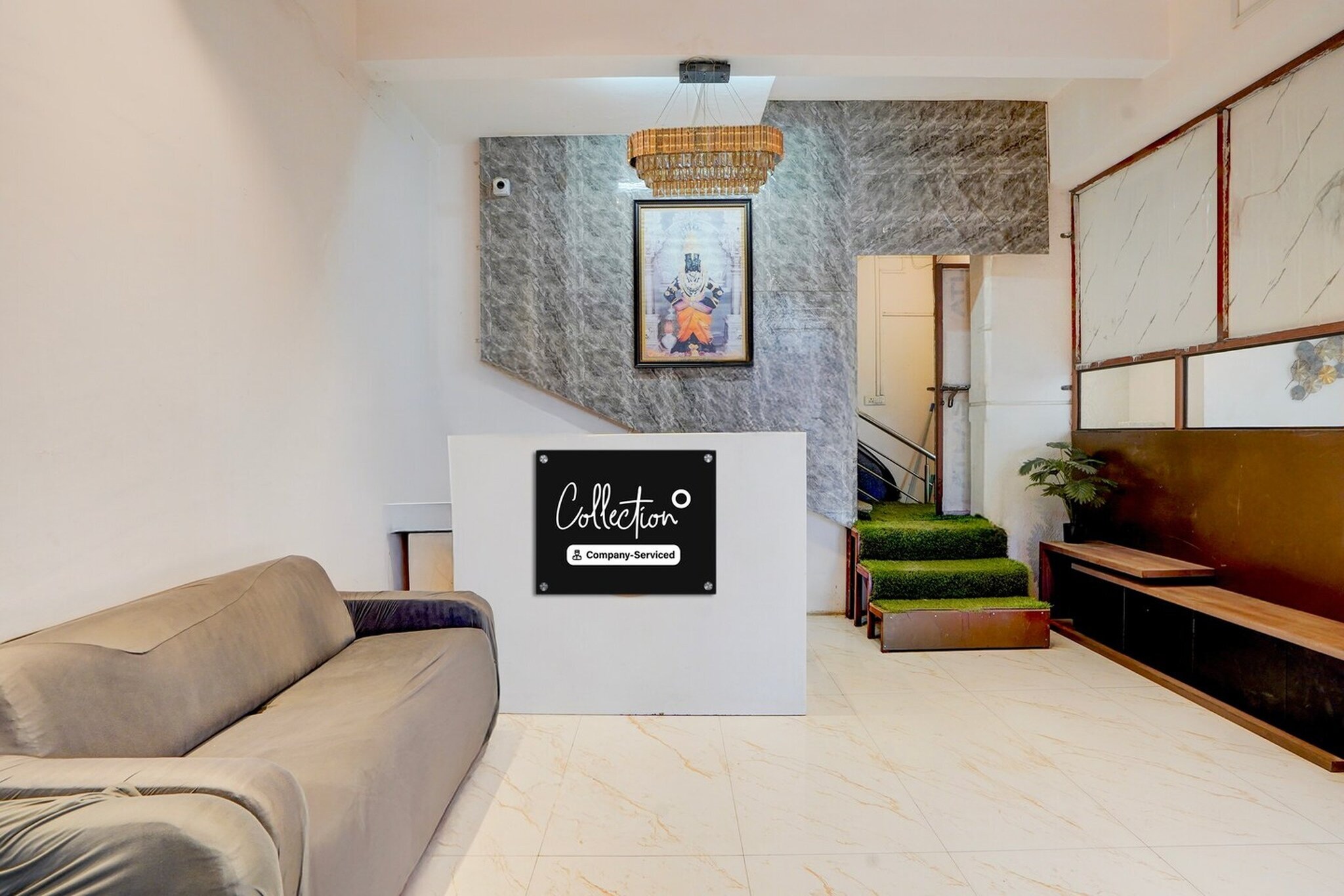 Ground floor: (bedroom(double bed, TV, seating area, air conditioning, Towels incl., telephone), bathroom(bathtub or shower, shower, washbasin, toilet, shampoo, body soap, hot water))