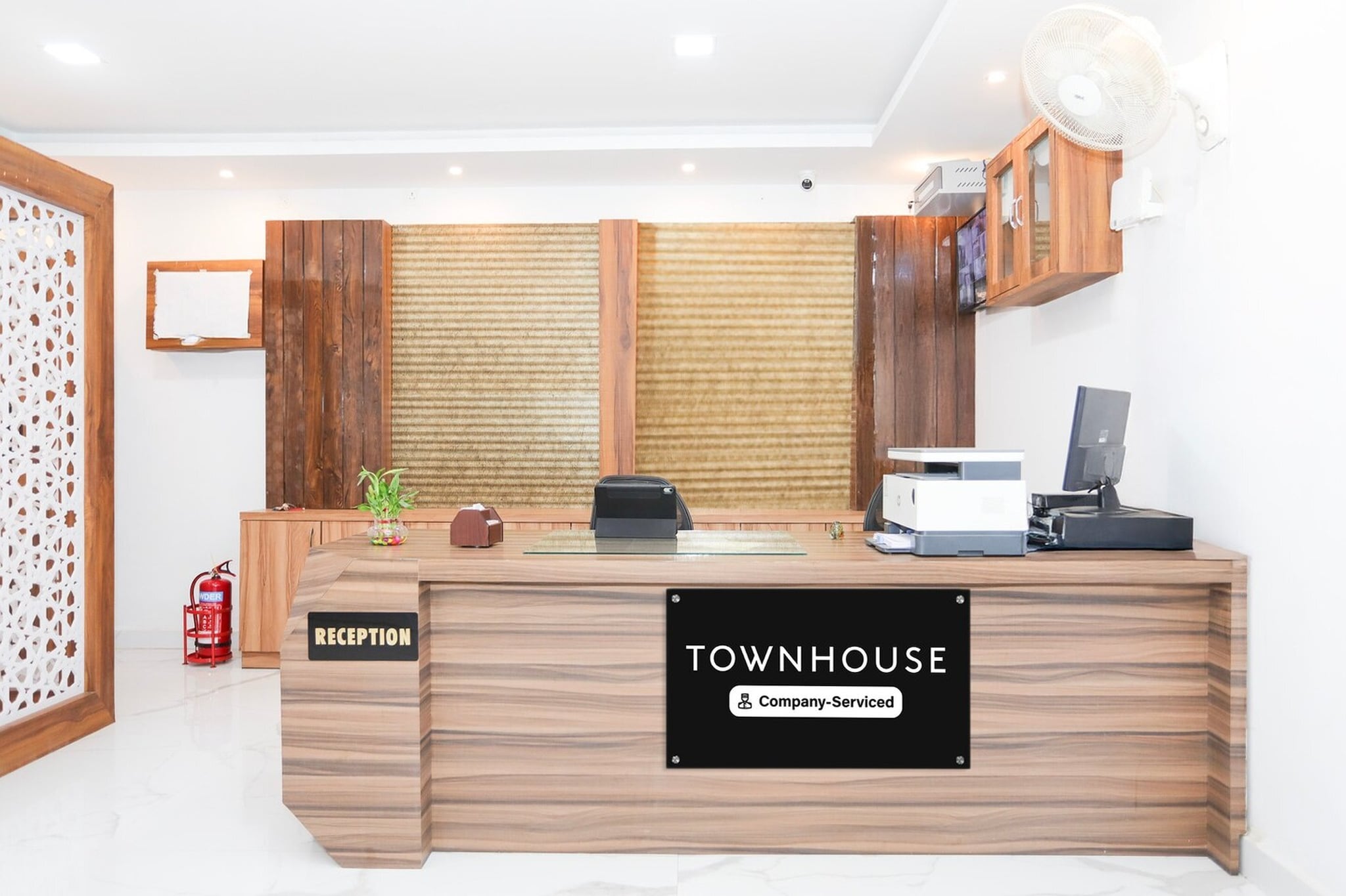 Ground floor: (bedroom(double bed, TV, seating area, air conditioning, Towels incl., telephone), bathroom(bathtub or shower, shower, washbasin, toilet, shampoo, body soap, hot water), Parking)