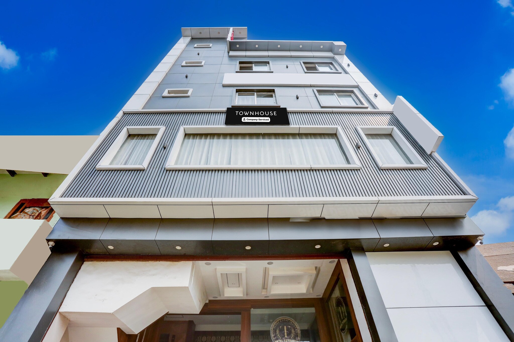 Ground floor: (bedroom(double bed, TV, seating area, air conditioning, Towels for a fee, telephone, Floor mattress), bathroom(bathtub or shower, shower, washbasin, toilet, shampoo, body soap), parking, lift)