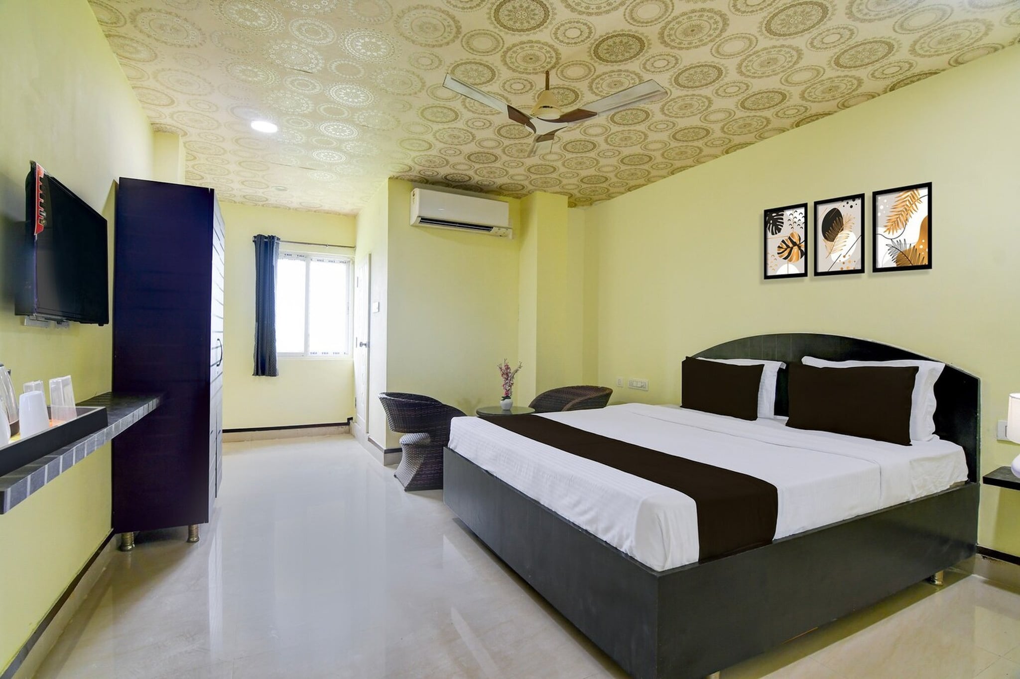 Super Collection O Rama Lakshmana Junction Srikakulam is located in Srīkākulam. Featuring a restaurant, the 3-star hotel has air-conditioned rooms with free WiFi, each with a private bathroom. The accommodation provides room service, a 24-hour front desk and luggage storage for guests.

At the hotel, each room is equipped with a desk. Guest rooms at Collection O Rama Lakshmana Junction Srikakulam are equipped with a seating area and a flat-screen TV with satellite channels.

Visakhapatnam Airport is 109 km away.

Unmarried couples are warmly welcome at this property.
Guests with local ID proof are warmly welcome.
Early Check-In Policy: A full day’s room rate will be charged for check-ins before 6:00 AM. Complimentary early check-in is available between 6:00 AM and 10:00 AM, subject to room availability. 
Check-in is only available to guests aged 18 and above. Please provide a government-issued ID to confirm your age.