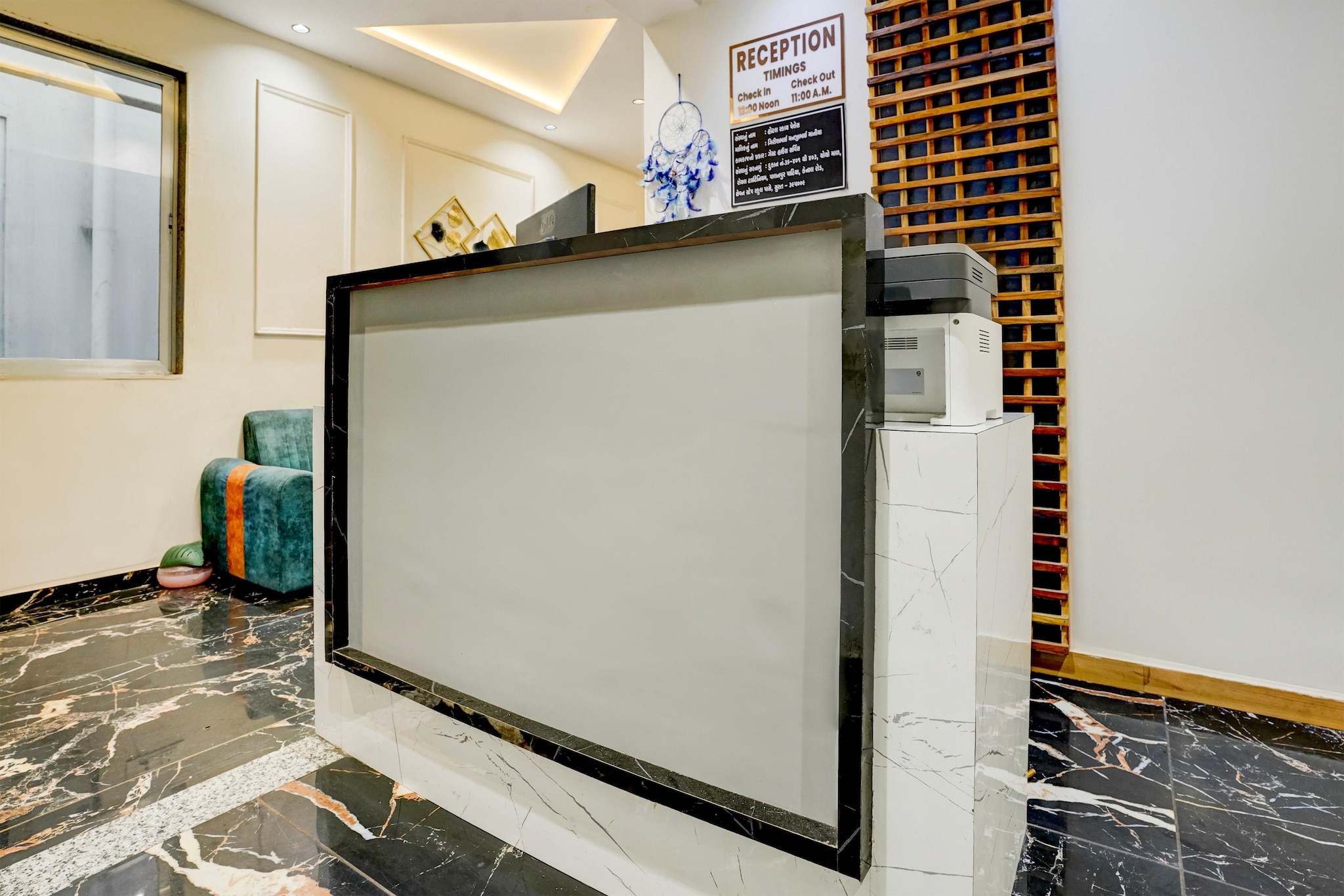 Ground floor: (bedroom(double bed, TV, seating area, air conditioning, Towels incl., telephone), bathroom(bathtub or shower, shower, washbasin, toilet, shampoo, body soap, hot water), parking, lift)