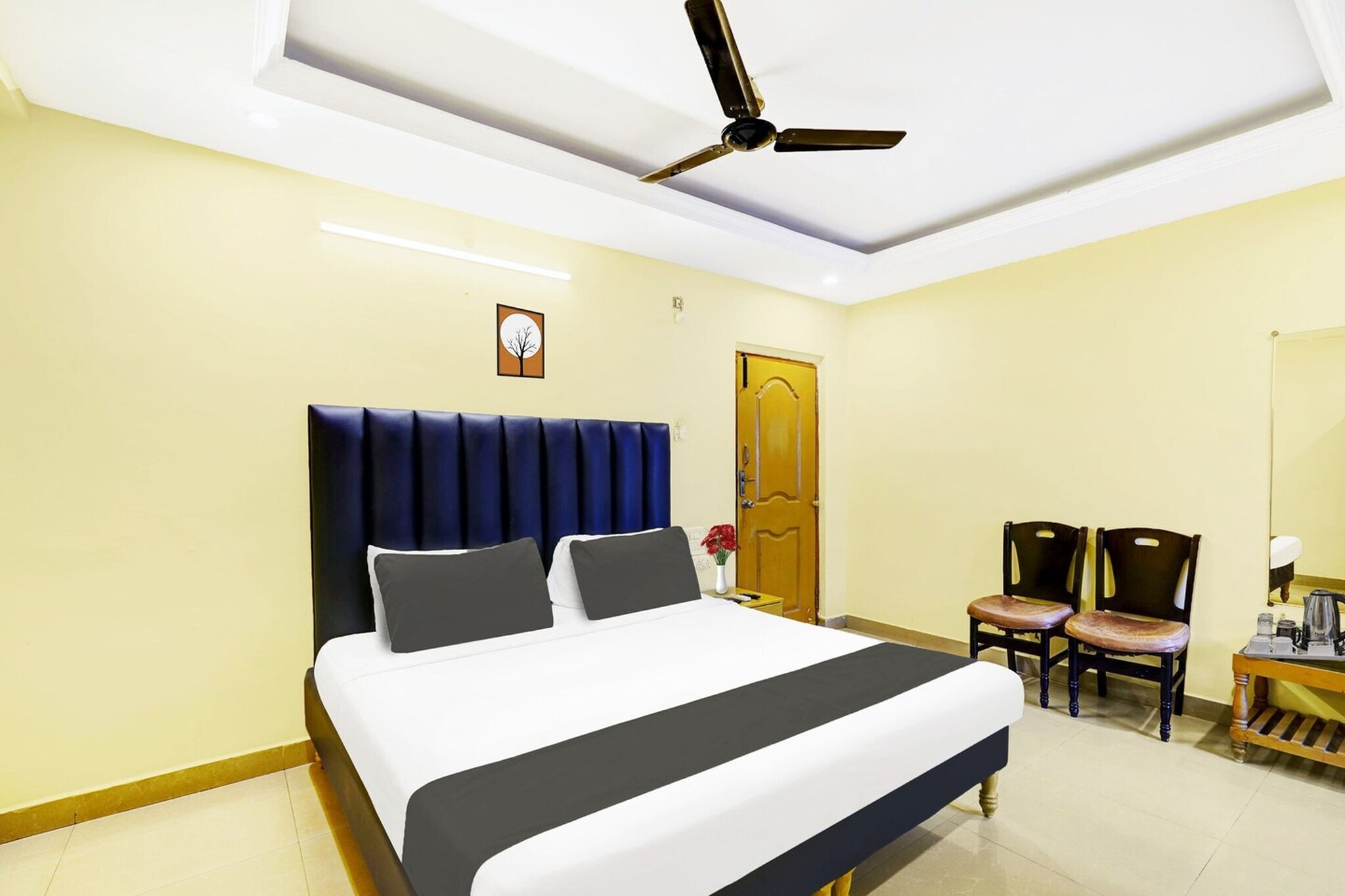 Ground floor: (bedroom(double bed, TV, seating area, air conditioning, telephone), bathroom(bathtub or shower, washbasin, toilet, Towels incl., shampoo, body soap, hot water), Parking)