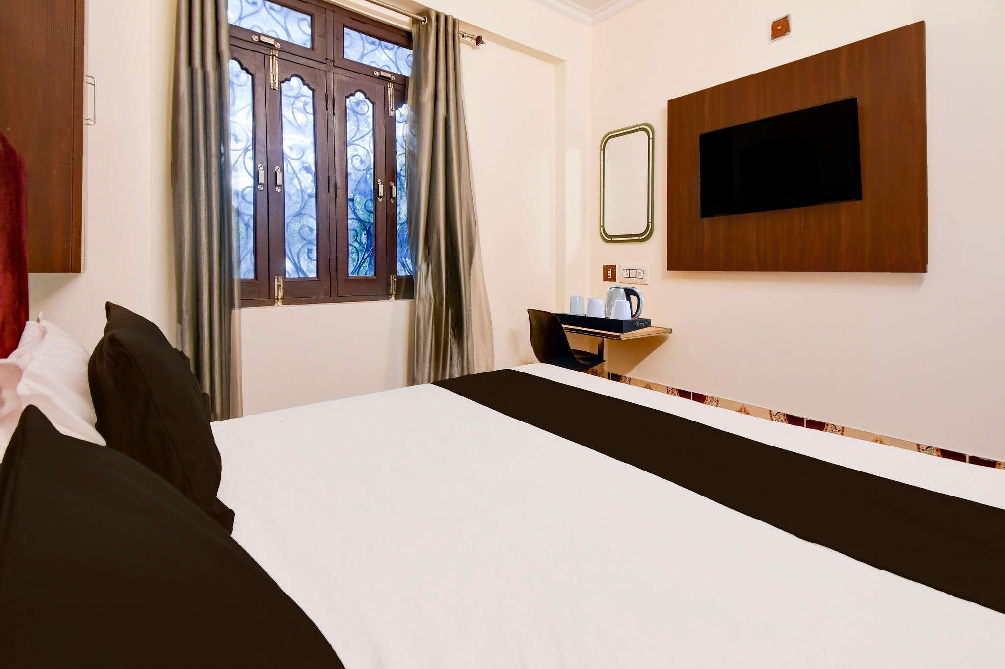 Comfortable Accommodations: Super Hotel O Benia Park Formerly Parv in Varanasi offers family rooms with air-conditioning, private bathrooms, work desks, and seating areas. Each room includes free toiletries, a bath or shower, TV, and tiled floors.
Essential Facilities: Guests enjoy free WiFi, a 24-hour front desk, daily housekeeping service, room service, and luggage storage. The hotel provides a welcoming environment with English and Hindi spoken at reception.
Prime Location: Located 19 minutes from Manikarnika Ghat and 1.7 km from Dasaswamedh Ghat and Kashi Vishwanath Temple, the hotel is 26 km from Lal Bahadur Shastri International Airport. Nearby attractions include Kedar Ghat and Harishchandra Ghat.
Check-in is only available to guests aged 18 and above. Please provide a government-issued ID to confirm your age.
