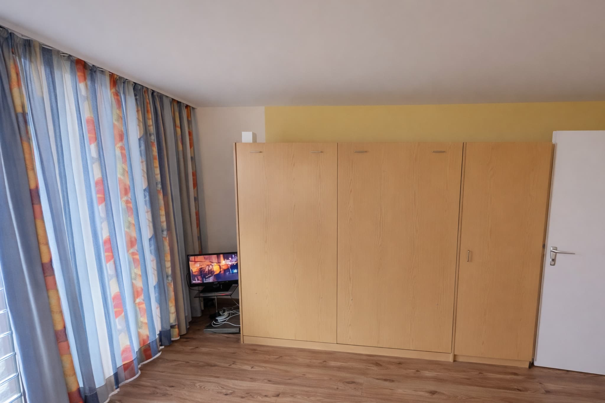 Basement: (Kitchen(hob(2 ring stoves, ceramic), electric kettle, toaster, coffee machine, microwave, dishwasher, fridge(+ freezer)), Living/bed room(single sofa bed, double fold-away bed, TV), bathroom(shower, washbasin, toilet, hairdryer))\n\ngarage, tumble dryer(paid), cot, sauna(shared with other guests), washing machine(paid), garden, garden furniture, parking, swimming pool(shared with other guests, indoor), play equipment, slide, lift, toys, Swing set, Charging post for electric cars, Towels/Sheets (Incl.)