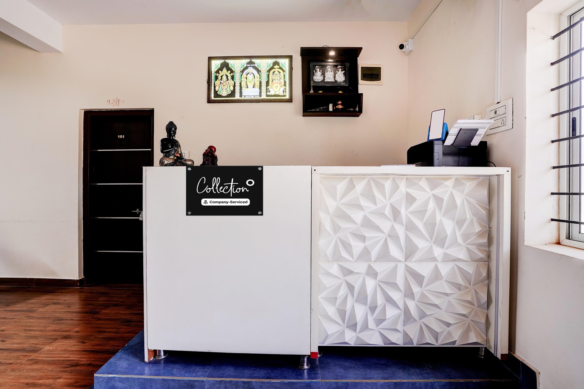 Ground floor: (bedroom(double bed, TV, seating area, air conditioning, telephone), bathroom(bathtub or shower, washbasin, toilet, Towels incl., shampoo, body soap, hot water))