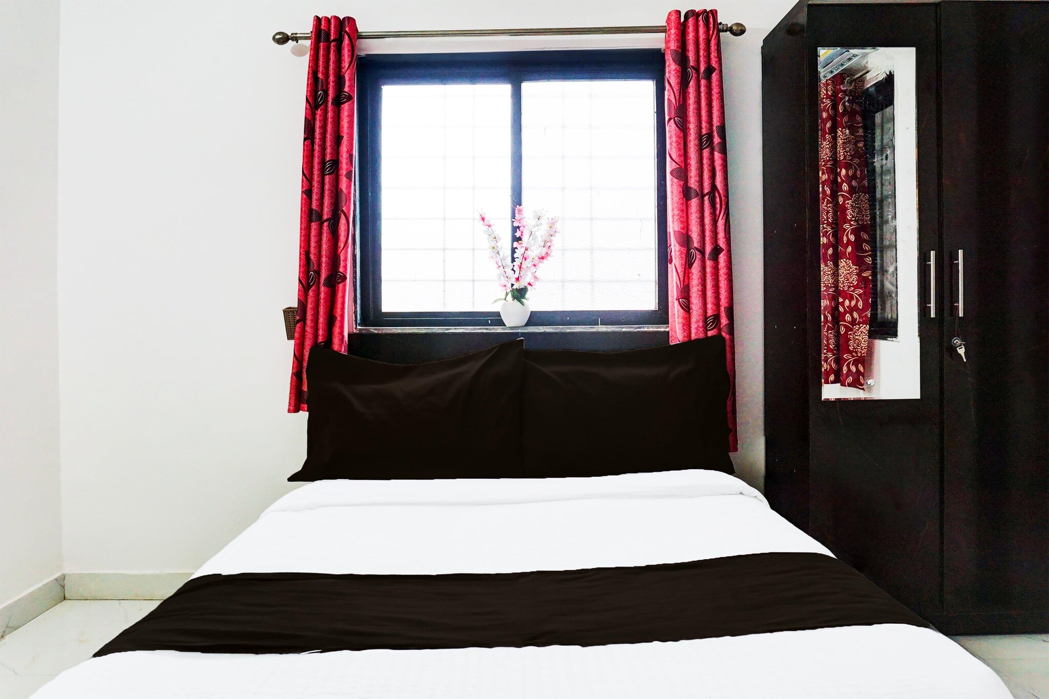 Ground floor: (bedroom(double bed, TV, seating area, air conditioning, telephone), bathroom(bathtub or shower, shower, washbasin, toilet, Towels incl., shampoo, body soap, hot water), parking, lift)