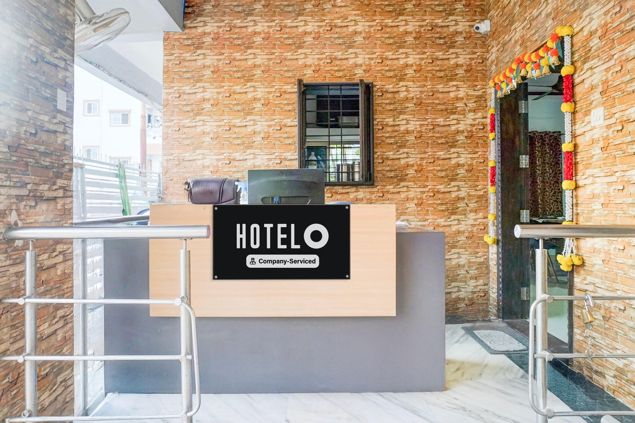 Ground floor: (bedroom(double bed, TV, seating area, air conditioning, telephone), bathroom(bathtub or shower, shower, washbasin, toilet, Towels incl., shampoo, body soap, hot water), parking)