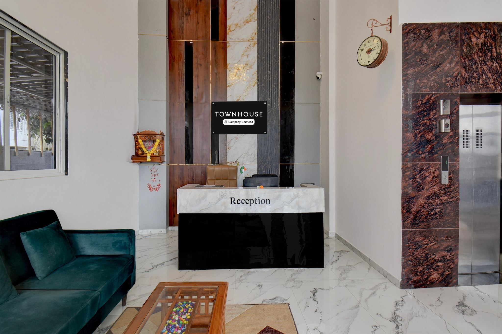 Ground floor: (bedroom(double bed, TV, seating area, air conditioning, telephone, Floor mattress), bathroom(bathtub or shower, shower, washbasin, toilet, Towels incl., shampoo, body soap, hot water), lift)