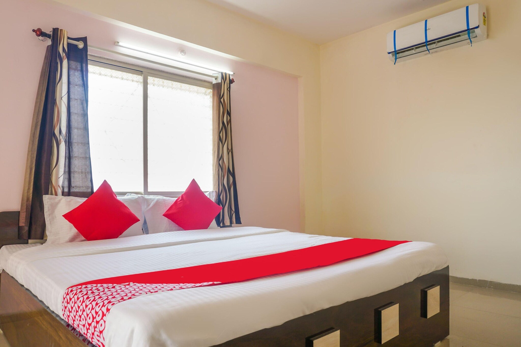 Ground floor: (bedroom(double bed, TV, electric kettle, air conditioning, telephone, Floor mattress), bathroom(seating area, bathtub or shower, shower, washbasin, toilet, Towels incl., shampoo, body soap, hot water))