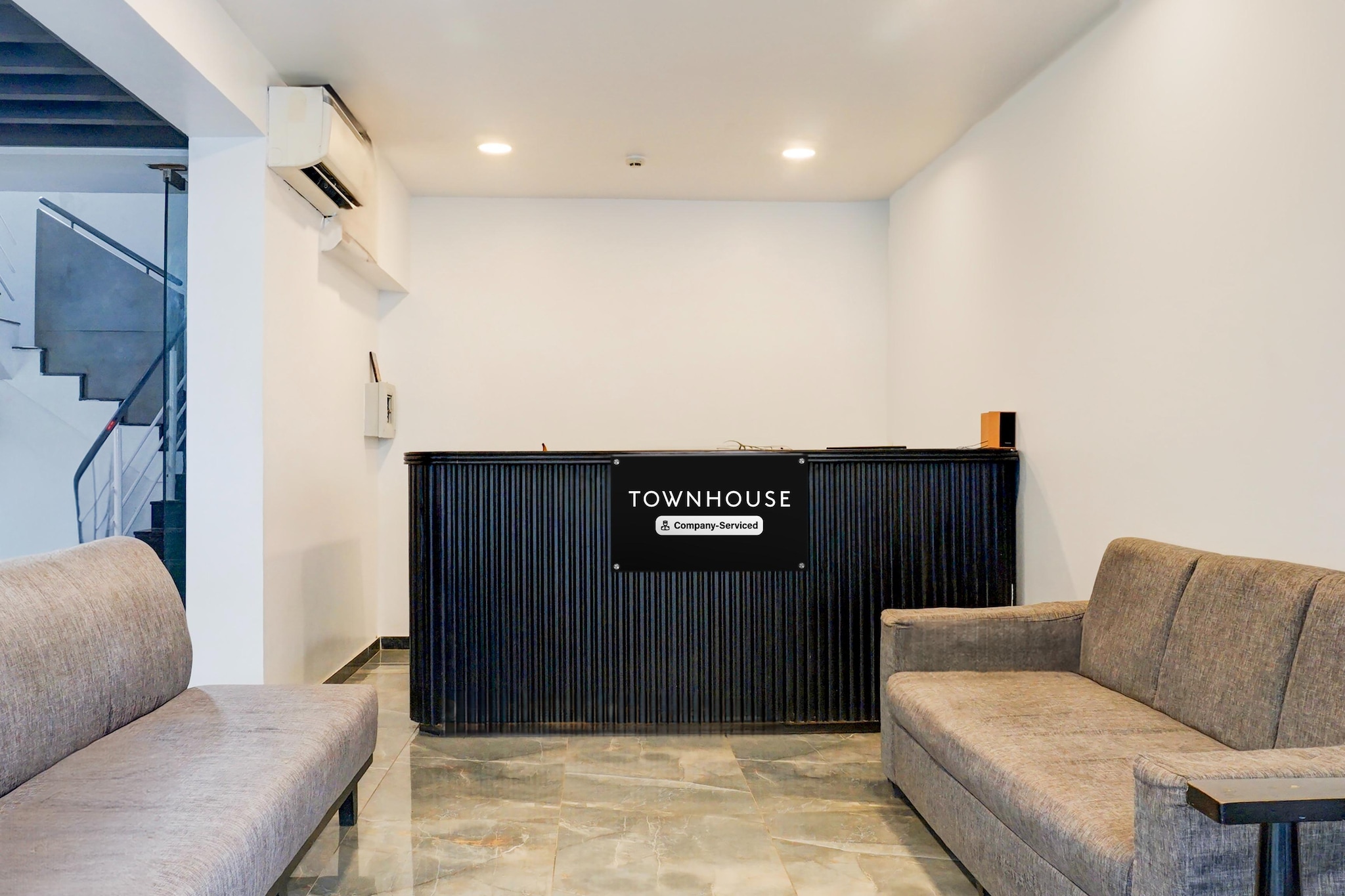 Ground floor: (bedroom(double bed, TV, seating area, electric kettle, bathtub or shower, shower, washbasin, toilet, air conditioning, lift, Towels incl., telephone, shampoo, body soap, hot water, Floor mattress), bathroom, parking)