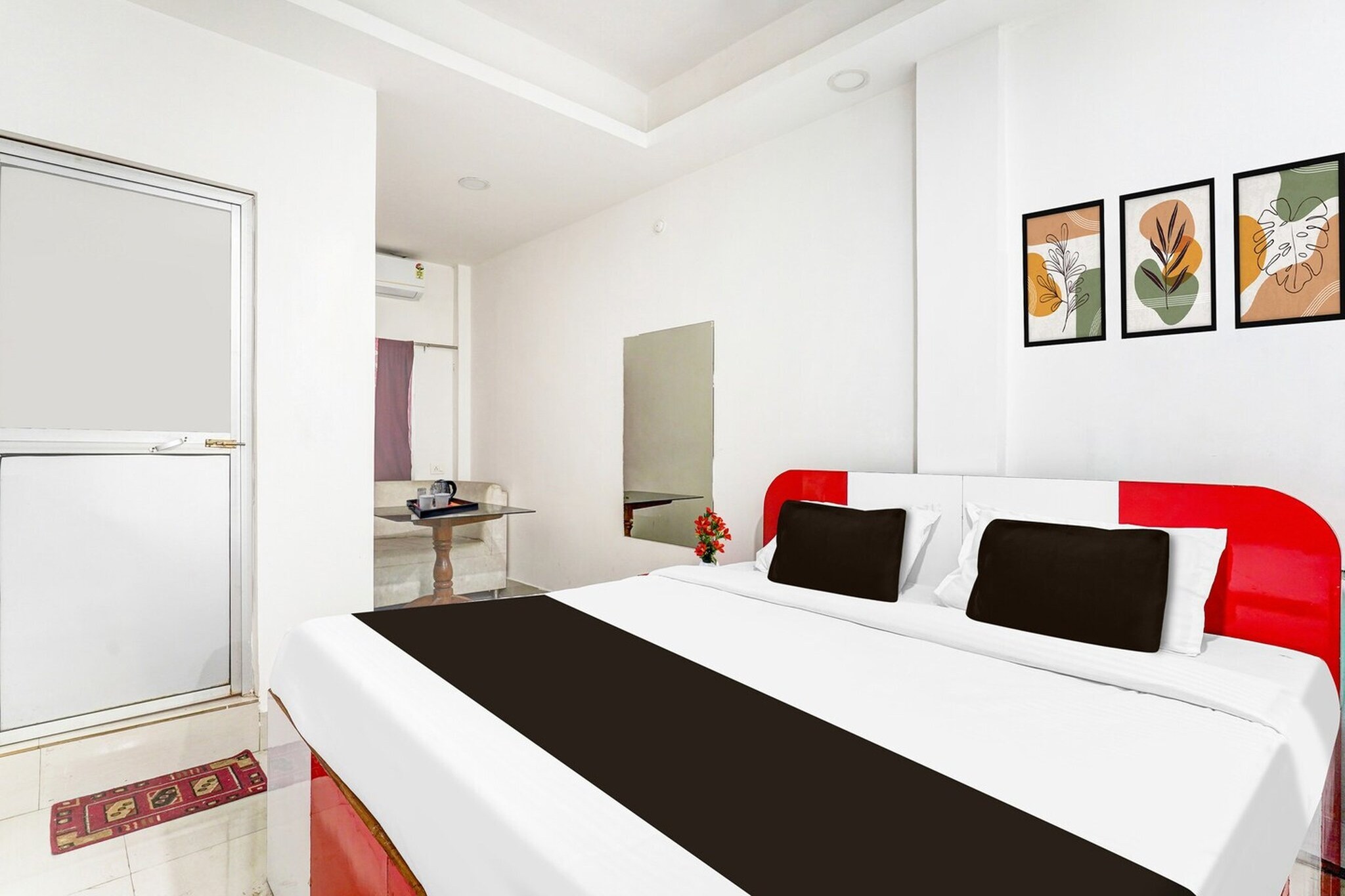 Ground floor: (bedroom(double bed, TV, seating area, air conditioning, Towels for a fee, telephone, Floor mattress), bathroom(bathtub or shower, shower, washbasin, toilet, shampoo, body soap), parking)