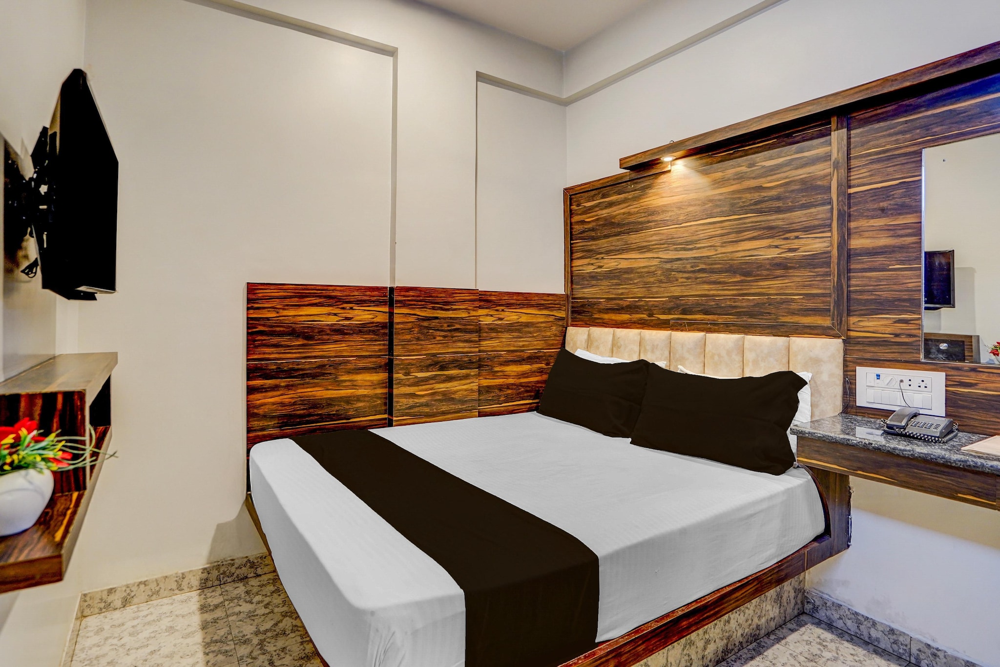 Ground floor: (bedroom(double bed, TV, seating area, air conditioning, Towels incl., telephone), bathroom(bathtub or shower, shower, washbasin, toilet, shampoo, body soap, hot water))