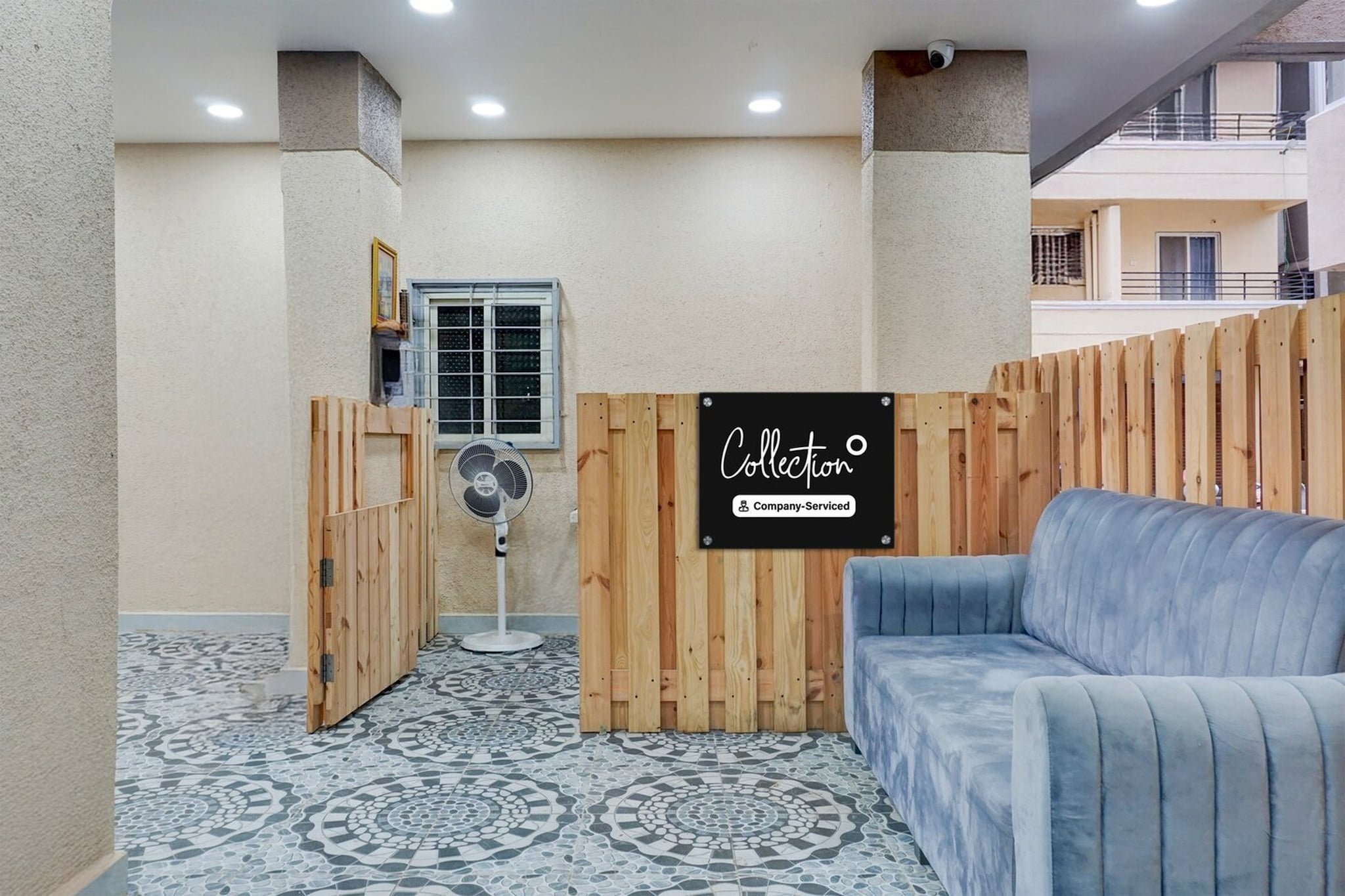 Ground floor: (bedroom(double bed, TV, seating area, air conditioning, Towels incl., telephone, Floor mattress), bathroom(bathtub or shower, shower, washbasin, toilet, shampoo, body soap, hot water), lift)