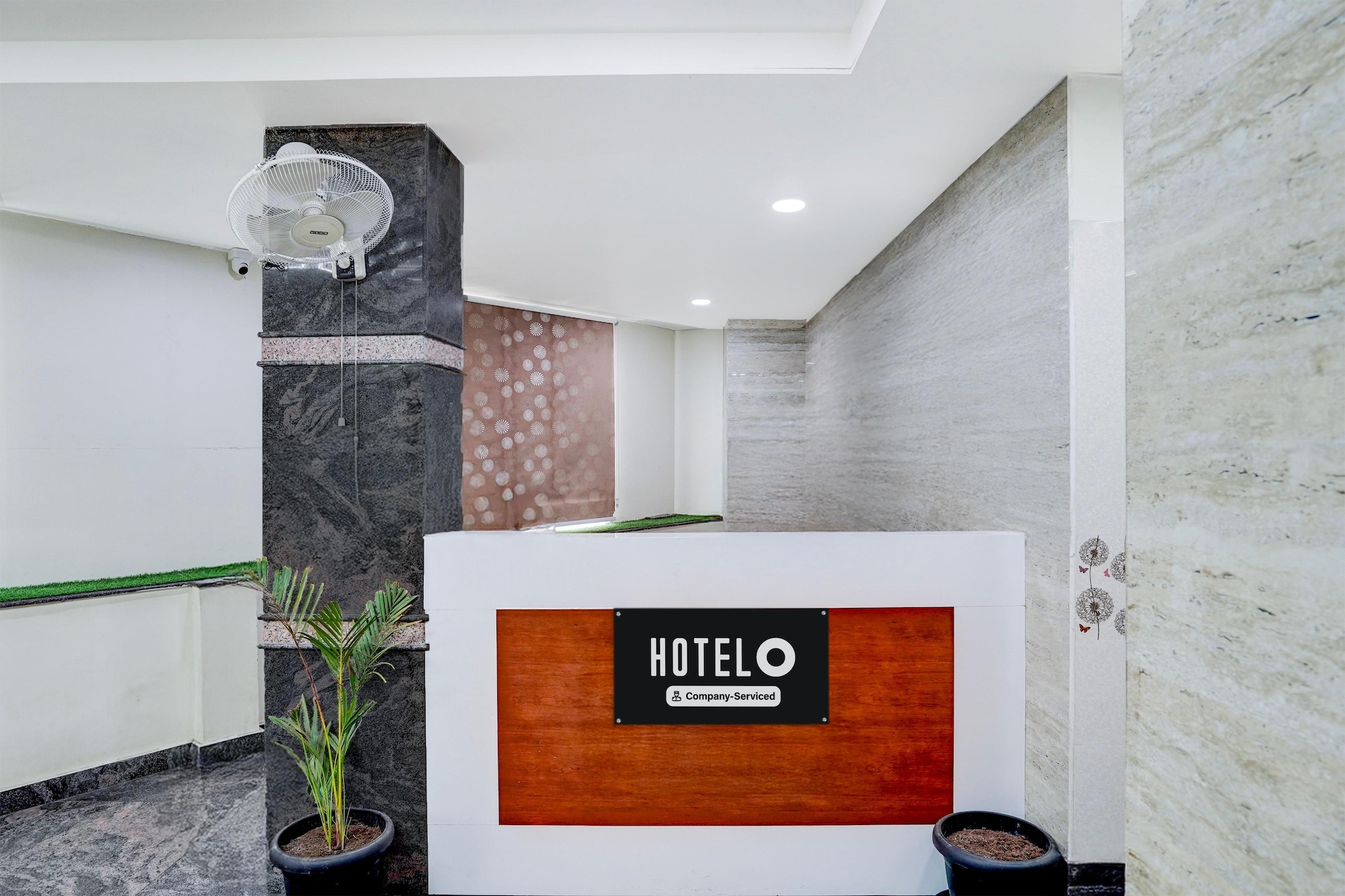 Ground floor: (bedroom(double bed, TV, seating area, air conditioning, Towels incl., telephone), bathroom(bathtub or shower, shower, washbasin, toilet, shampoo, body soap, hot water))