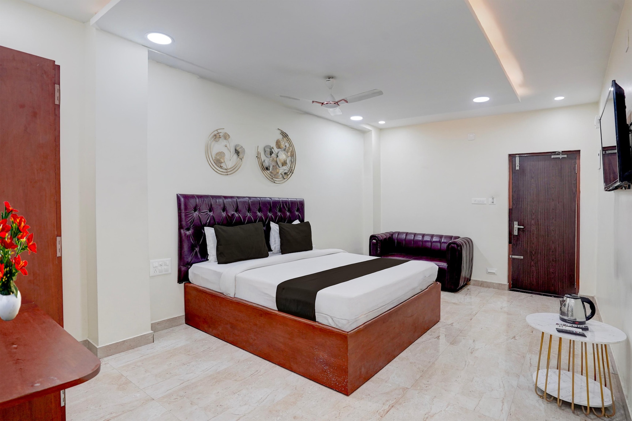 Comfortable Accommodations: Super Hotel O Magunta Layout Nellore Formerly The Paradise Guest Inn in Nellore offers family rooms with air-conditioning, private bathrooms, work desks, and seating areas. Each room includes free WiFi, a TV, and free toiletries.
Convenient Facilities: Guests benefit from a 24-hour front desk, daily housekeeping service, room service, and luggage storage. The hotel provides free WiFi throughout the property, ensuring connectivity for all visitors.
Accessible Location: Located 121 km from Tirupati Airport, the hotel is situated on Mini Bypass Road, Skb Towers. Reception staff speak English, Hindi, and Telugu, catering to a diverse range of guests.
Check-in is only available to guests aged 18 and above. Please provide a government-issued ID to confirm your age.