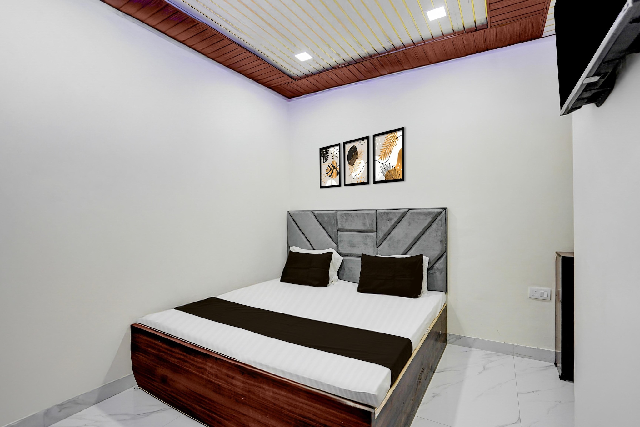 Hotel O Ugat Canal Surat Formerly Royal Orbit is set in Rānder. With free WiFi, this 3-star hotel offers room service and a 24-hour front desk. The hotel features family rooms.
The units at the hotel come with a seating area, a flat-screen TV with satellite channels and a private bathroom with free toiletries and a bath or shower. All guest rooms at Hotel O Ugat Canal Surat Formerly Royal Orbit feature air conditioning and a desk.
Surat Airport is 14 km away.
1. Unmarried couples are warmly welcome at this property.
2. Guests with local ID proof are warmly welcome.
3.Early Check-In Policy: A full day’s room rate will be charged for check-ins before 6:00 AM. Complimentary early check-in is available between 6:00 AM and 10:00 AM, subject to room availability.
4.Foreign guests are welcome and allowed to stay at this property without any restrictions
Check-in is only available to guests aged 18 and above. Please provide a government-issued ID to confirm your age.