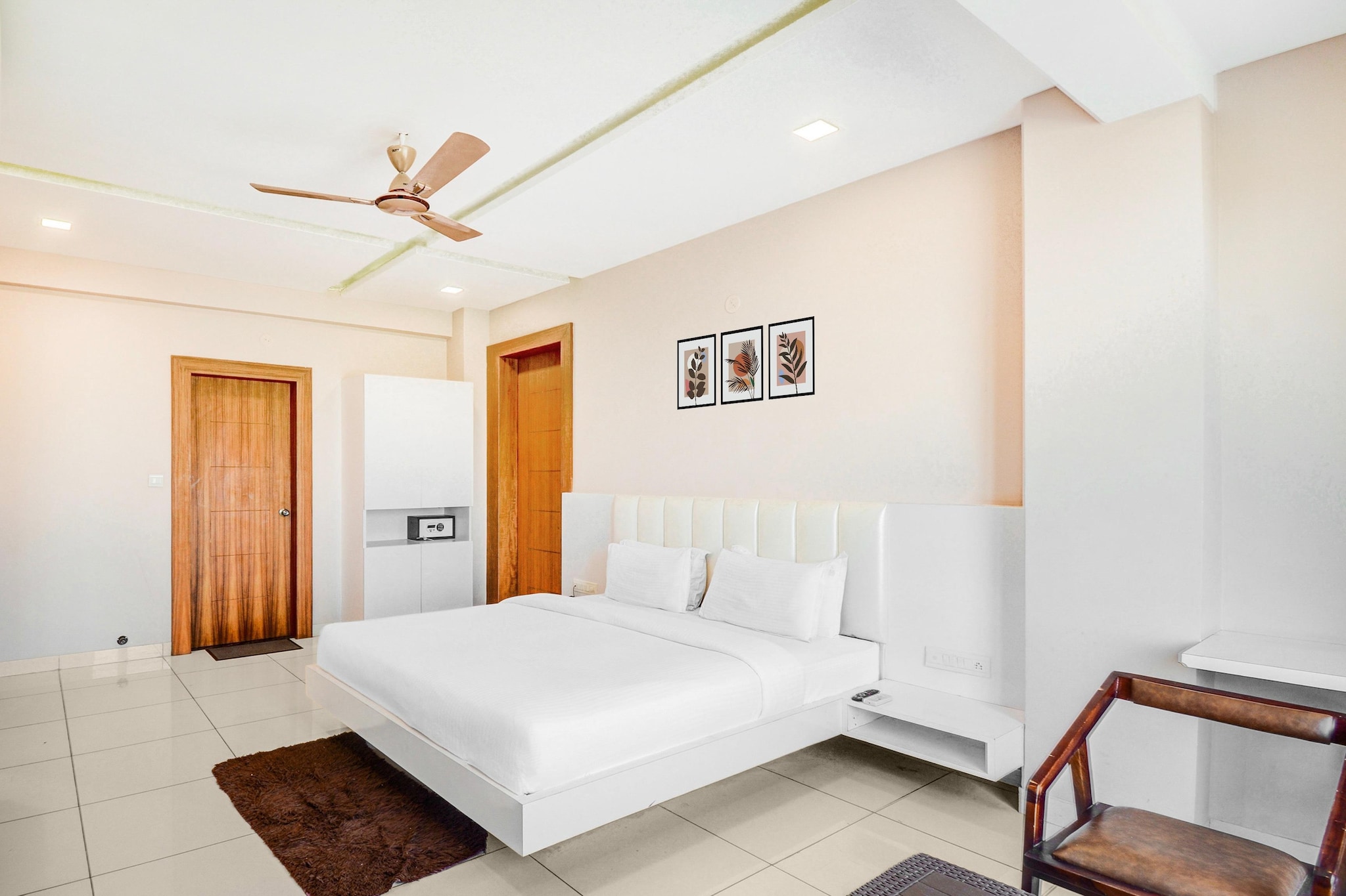 Ground floor: (bedroom(double bed, TV, seating area, air conditioning, telephone), bathroom(bathtub or shower, washbasin, toilet, Towels incl., shampoo, body soap, hot water), Parking, lift)