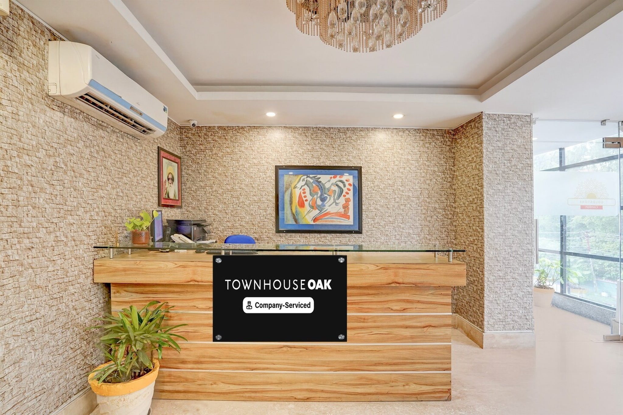 Ground floor: (bedroom(double bed, TV, seating area, air conditioning, telephone), bathroom(bathtub or shower, shower, washbasin, toilet, Towels incl., shampoo, body soap, hot water), parking, lift)