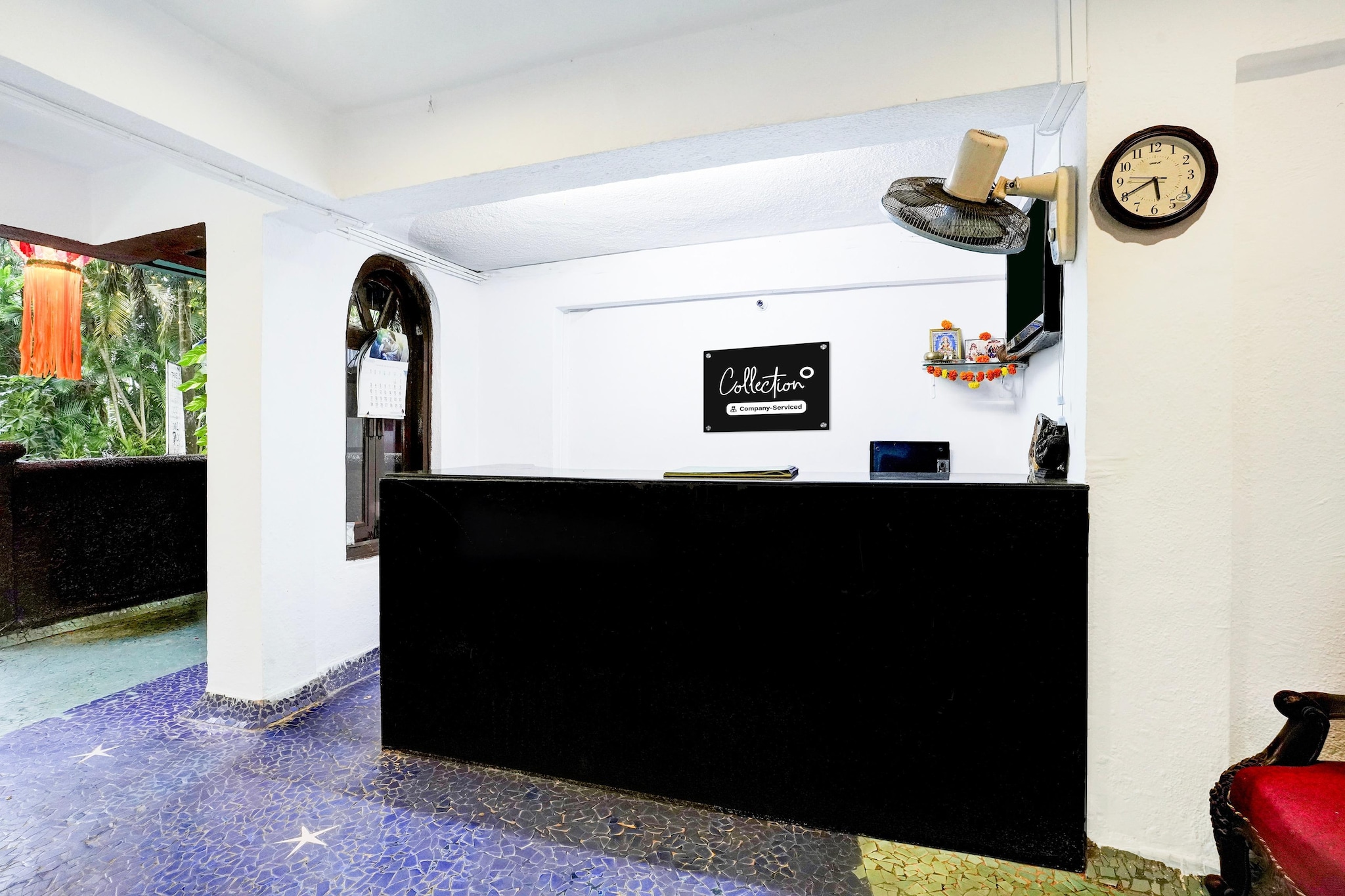 Ground floor: (bedroom(double bed, TV, seating area, electric kettle, balcony, air conditioning, telephone), bathroom(bathtub or shower, shower, washbasin, toilet, Towels incl., shampoo, body soap, hot water), Parking, swimming pool(shared with other guests, outside), lift)