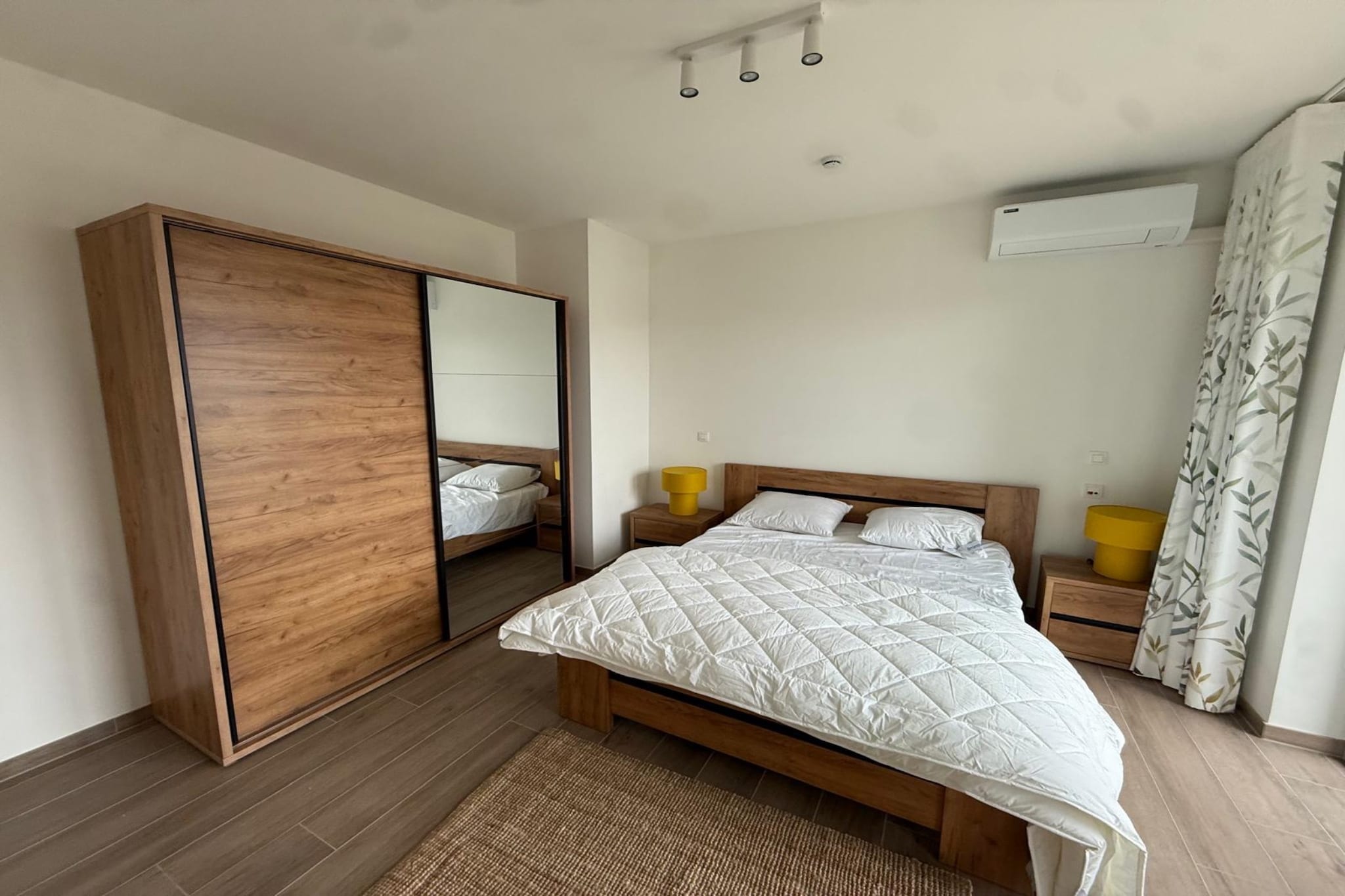 Apartment with terrace in the heart of Hasselt for 2 guests (pets welcome)

This comfortable apartment for 2 guests is located in the centre of Hasselt, within walking distance of charming shopping streets, coffee bars, restaurants and terraces. The apartment is accessible by lift, features air conditioning, and offers a pleasant terrace with table and chairs where you can relax and enjoy a drink. Upon arrival, the beds are already made and towels are provided, so your stay can begin in complete comfort. Pets are also welcome, allowing you to explore the city together with your four-legged companion.

The apartment features a bright living and dining area with seating corner, TV and dining table. The open kitchen is fully equipped with hob, extractor hood, combi microwave, dishwasher, fridge with freezer compartment and all necessary kitchenware. The separate bedroom has a comfortable double bed. The bathroom includes a walk-in shower, washbasin and toilet and is extra accessible thanks to grab rails, a shower seat and wide access to the shower and toilet.

Hasselt and its surroundings offer plenty of enjoyable outings. Visit the beautiful Japanese Garden, the largest in Europe, for a peaceful walk among ponds and bridges. Discover the history of the Limburg region at the Jenever Museum, then enjoy dinner or a drink on a cosy terrace in the city centre. Nature lovers can explore the historic Herkenrode Abbey Site and the vast nature reserve De Wijers, perfect for romantic walks or bike rides. The unique cycling path Cycling Through Water in Domein Bokrijk is another unforgettable experience where you literally cycle through the water. In winter, Winterland on Dusartplein creates a magical Christmas atmosphere, while in September the lively Hasselt Kermis brings extra excitement to the city.