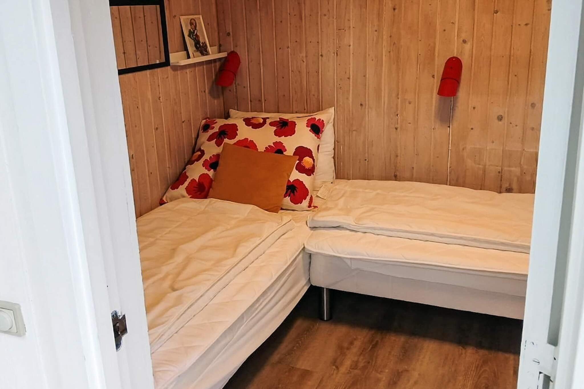 Annex: (double bed)\n\nInternet Access DSL, Kitchen(cooker(electric), coffee machine, microwave, dishwasher, fridge(+ freezer), washing machine), Living/bed room(TV, chromecast), bedroom(double bed), bedroom(2x single bed), bathroom(washbasin, shower, toilet), heating(electric), terrace, garden, garden furniture, deckchairs, play equipment, air to air heatpump