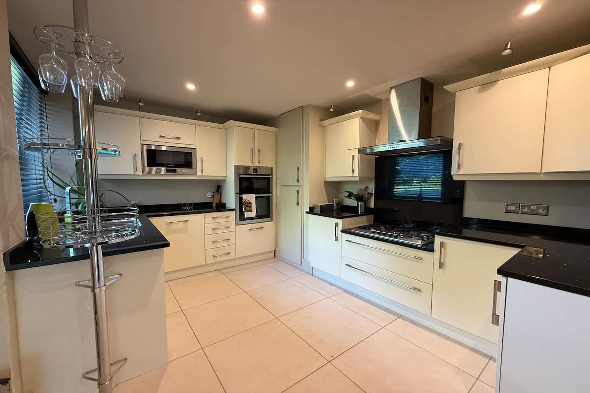 Stylish Dulwich Apartment with Parking