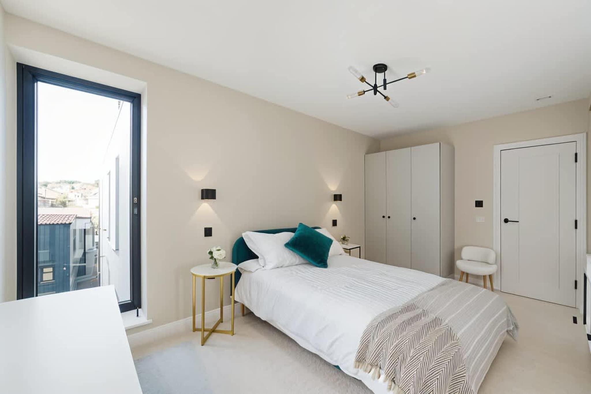 Bed Linen, Elevator, Hot Water, Wardrobe, Living room(TV(flatscreen), dining table, seating area), Kitchen(stove, electric kettle, toaster, coffee machine, oven, dishwasher, fridge-freezer, dishes and cutlery, Cooking basics, Coffee, Wine glasses), bedroom(double bed), bedroom(double bed), bathroom(bath tub, washbasin, toilet, hairdryer, shampoo, body soap), bathroom(shower, washbasin, toilet, Conditioner, Shower gel), Internet access, First Aid, tumble dryer, washing machine, balcony or terrace, heating, iron, Essentials, Dedicated workspace, Extra pillows and blankets, Long term stays allowed