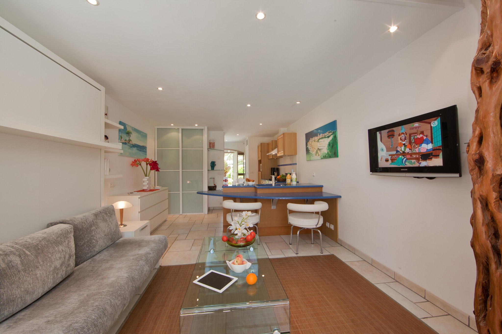 The studio in Bonifacio has capacity for 2 persons. Accommodation of 32 m² tastefully-furnished and is fully-equiped, It has garden. The property is located 1 km city "Bonifacio", 1 km supermarket "Bonifacio", 1 km the restaurant "Bonifacio", 1 km coffee shop "Bonifacio", 3 km hospital "Bonifacio", 3 km sand beach "Plage de Maora", 3 km golf course "Golf de Spérone", 25 km airport "Aéroport de Figari" and it is located in a a quiet zone and next to the sea. The accommodation is equipped with the following items: garden, outdoor furniture, terrace, washing machine, barbecue, iron, safe, internet (Wi-Fi), hair dryer, electric heating, air-conditioned, open-air parking in the same building, 1 TV, satellite tv, DVD. The open plan kitchen, of hotplate of glass ceramics, is equipped with refrigerator, microwave, oven, freezer, dishwasher, dishes/cutlery, kitchen utensils, coffee machine, toaster, kettle and juicer.