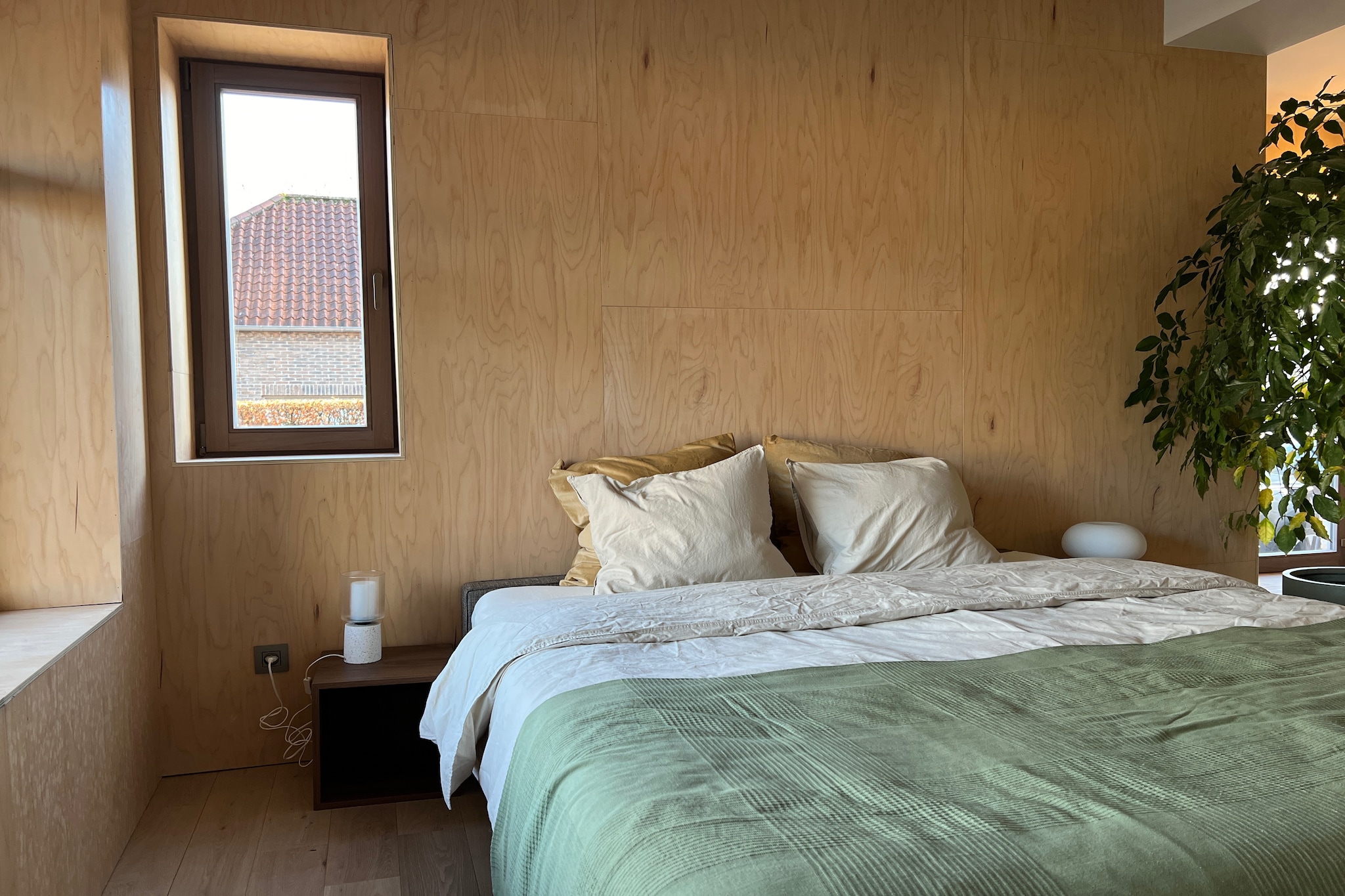 Ground floor: (Entrance, hallway, Living room(seating area), open kitchen(dining table, hob, electric kettle, toaster, hood, coffee machine, microwave, fridge-freezer, dishes and cutlery, Cooking basics, Wine glasses), bedroom(double bed or 2 single beds), bathroom(shower, washbasin, toilet), storage)\n\nOn the 1st floor: (hallway, Living room(TV(digital), TV, seating area), Kitchen(dining table, hob, electric kettle, toaster, hood, coffee machine, combination microwave, dishwasher, fridge-freezer, dishes and cutlery, Cooking basics, Wine glasses), bathroom(shower, washbasin, washbasin), toilet, storage)\n\nOn the 2nd floor: (bedroom(double bed), bedroom(single bed, single bed), bathroom(bath tub, washbasin))\n\ntumble dryer, washing machine, air conditioning, terrace, parking, solar energy, heating