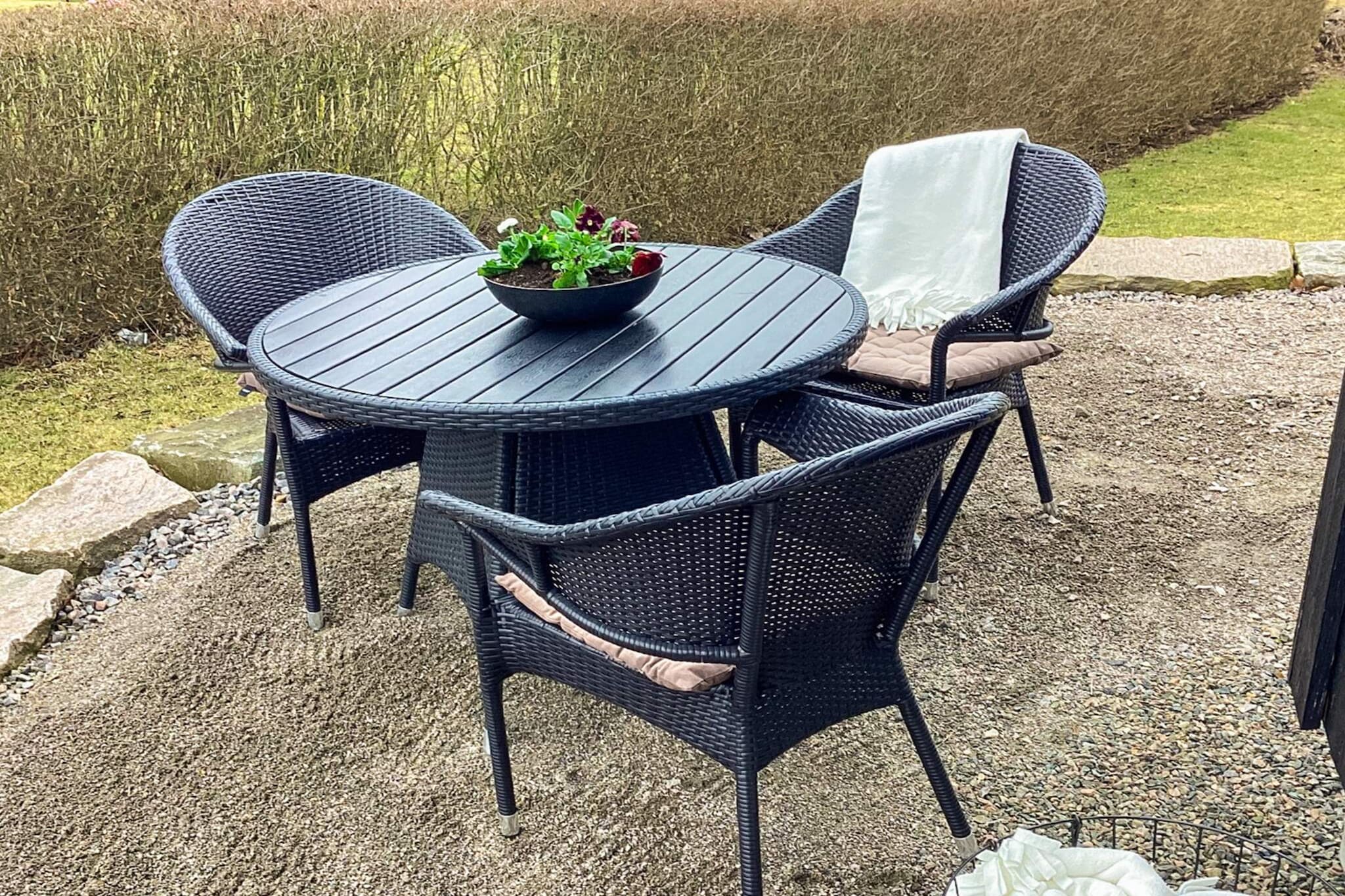 Internet Access DSL, Living/bed room(double bed, double folding bed, stove(induction), coffee machine, oven, microwave, fridge(+ freezer)), bathroom(washbasin, shower, toilet, washing machine), heating(central), garden furniture, parking