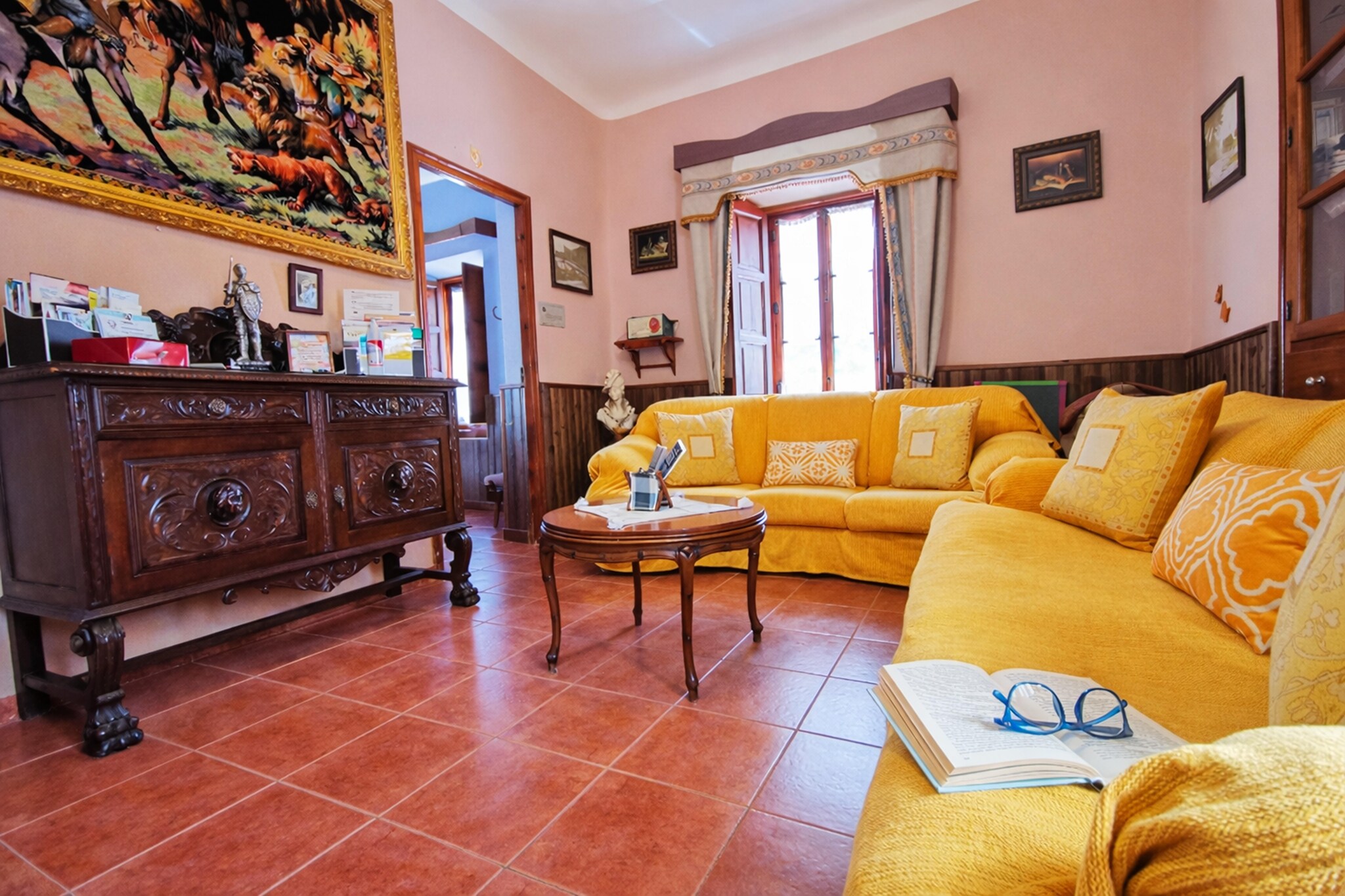 A themed manor house with a spa, located in the heart of Cenizate (Albacete), specifically on the Plaza Mayor. The accommodation occupies a late 19th-century manor house, which has been restored respecting its original character, combining traditional elements with modern comforts. The house has an approximate area of 300 m2 and is designed to accommodate groups of up to 12 guests. One of the house's main features is its spa area, integrated within the accommodation, designed for guests' relaxation. It also offers themed décor in various rooms, a welcoming and carefully curated atmosphere, as well as ample spaces for socializing. On the lower floor, there is a private, traditional underground wine cellar; this subterranean cellar is accessible from the living room via a staircase. Restored with natural stone, it maintains an antique style, giving it a cave-like ambiance, very typical of old houses in La Mancha.