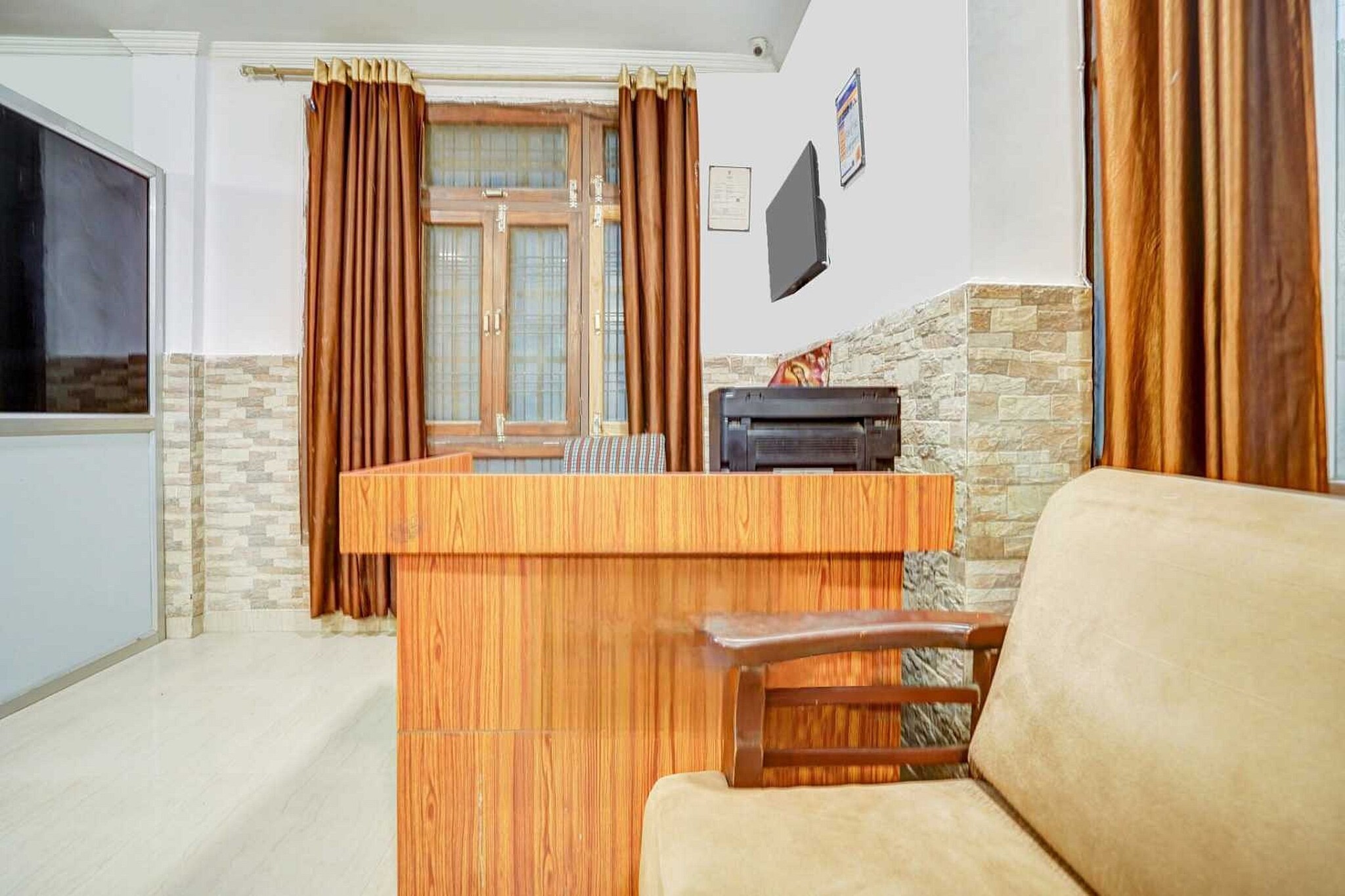 Ground floor: (bedroom(double bed, TV, seating area, air conditioning, telephone), bathroom(bathtub or shower, washbasin, toilet, Towels incl., shampoo, body soap, hot water), lift)