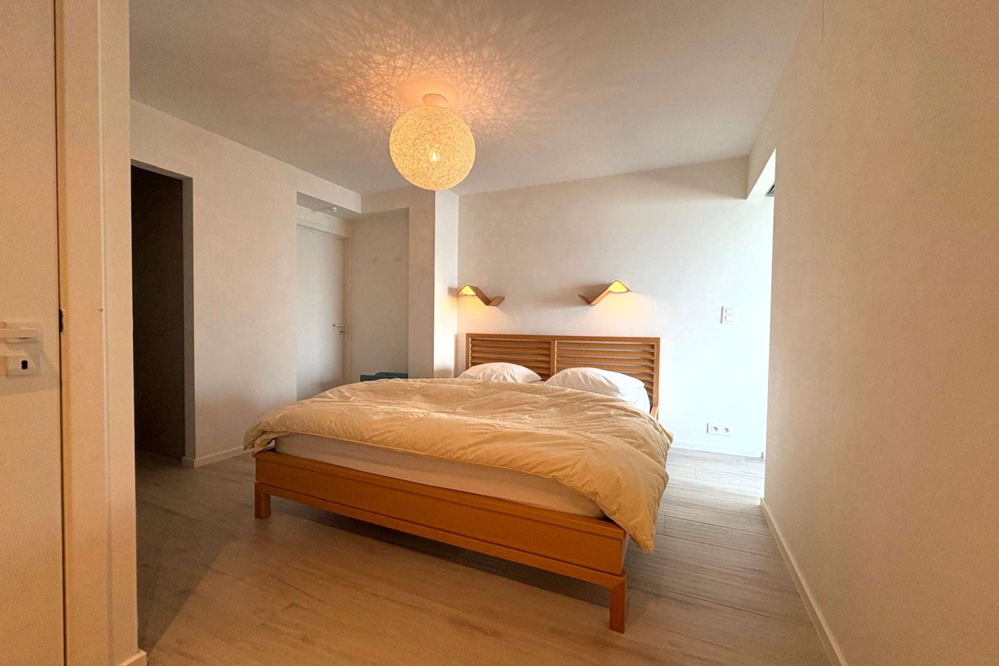 Beautiful, bright flat for rent on the Zeedijk for your ideal holiday.
Step inside this recently renovated flat and enjoy the beautiful sea view, the cosy living room and the fully equipped kitchen where you can prepare the most delicious meals and then enjoy a cosy dinner with the whole group.
There is sleeping accommodation for 6 people in the bedroom with a double bed and 2 sleeping areas, each with a bunk bed. There is also a bathroom with a walk-in shower and a separate toilet.

