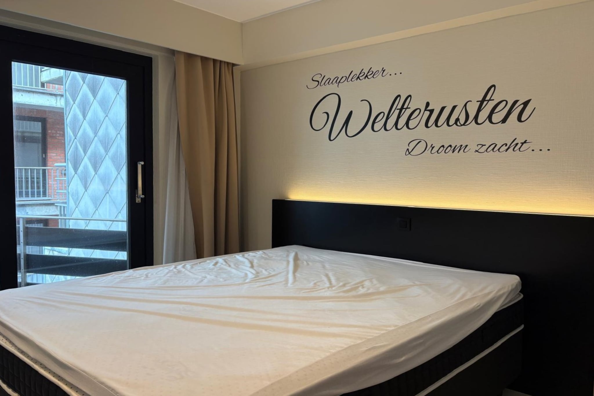 On the 2nd floor: (open kitchen(coffee machine(pads), oven, fridge-freezer, electric hot plates), Living/diningroom(double sofa bed(140 x 200 cm), TV(digital), dining table), bedroom(double bed(twin duvet, 160 x 200 cm)), bathroom(bathtub with shower, washbasin, toilet), toilet(toilet))\n\nInternet access, terrace, lift