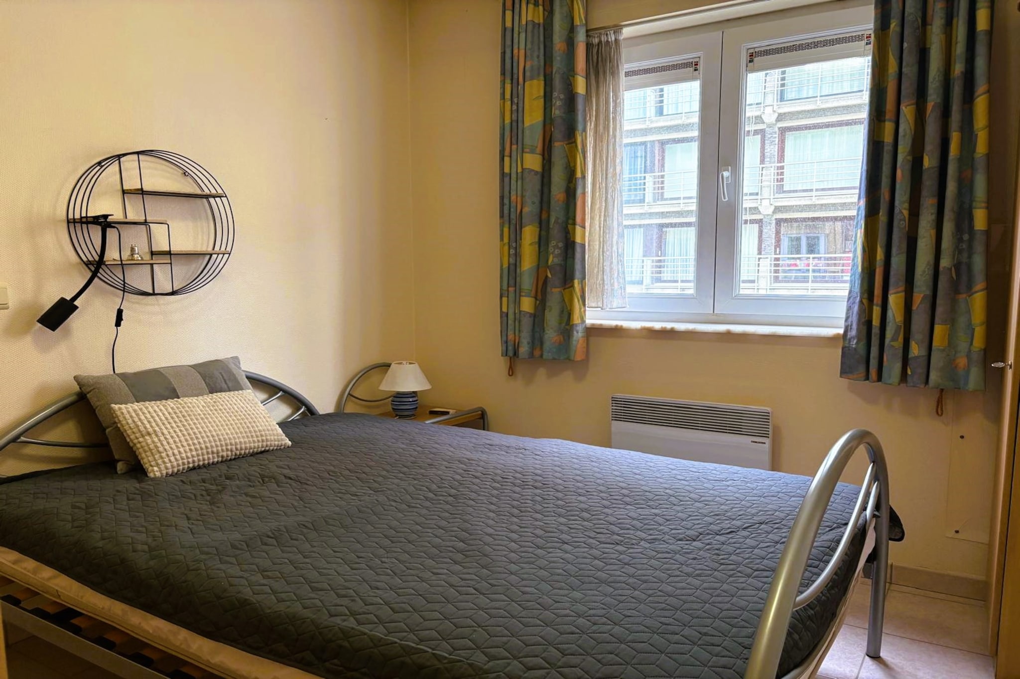 Enjoy a comfortable coastal stay in this well-located apartment set in the heart of Middelkerke. Positioned on the second floor and accommodating up to four guests, it offers a practical base close to the beach, tram connections, and the lively surroundings of Epernay Square.
Inside, the apartment features one bedroom with a double bed, complemented by a double sofa bed in the living area for up to 4 guests. The living space is arranged with spacious seating, a TV, and a dining table, creating a functional setup for relaxation and meals. The kitchen is fully equipped with an electric hob, combination oven, refrigerator with freezer compartment, dishwasher, and coffee maker, supporting easy self-catering. A bathroom with a shower and a separate toilet adds to the overall convenience, while electric heating ensures comfort during cooler stays.
The apartment opens onto a front-facing balcony, offering a pleasant outdoor space with a partial sea view. This setting allows guests to enjoy the coastal atmosphere while relaxing outdoors, making it a simple yet effective extension of the living space.
Located centrally and close to a tram stop, the apartment provides easy access to the wider Belgian coastline. The nearby Epernay Square offers cafés, shops, and local activity, while the beach is within easy reach for walks and seaside relaxation. With its practical layout and central positioning, this apartment is ideal for a straightforward and well-connected coastal getaway.