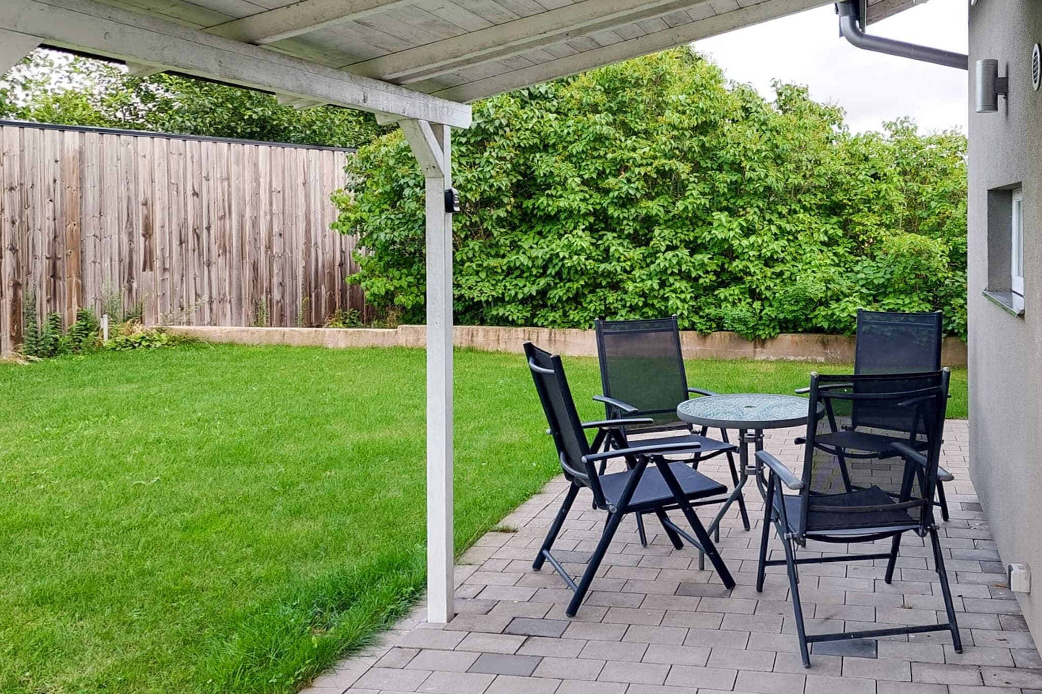 Nice little cottage in a quiet residential area with easy access to Falkenberg's holiday paradise Skrea beach with its lovely, long sandy beach. Everything is within reach here. Enjoy a vibrant summer life with ice cream parlors, restaurants, nice walking paths and nature areas. The accommodation is well planned with an open plan between kitchen and living room. There is WiFi and smart TV with chromecast. In the living room there is a double sofa bed for two people and a steep staircase leads up to the cozy sleeping loft with a sloping ceiling where there are two more sleeping places in a double bed without legs. Freshly tiled bathroom with toilet, shower and combined washing machine/dryer. The accommodation offers everything you can think of for a comfortable holiday. Out on the nice patio you can sit down and enjoy life, maybe put something good on the grill after a day full of adventures. From here, in addition to the proximity to the extensive sandy beach and salty baths, you have an excellent starting point for excursions. Simply a place to create great memories and look forward to coming back to year after year! If you are several families or a larger group, there is also the possibility of renting the owner's other larger house, which is located directly across the street with house number 64124. At the southern part of Skrea beach there is a lovely walking area and a nature reserve that offers rock swimming. Falkenberg offers a cozy atmosphere and wonderful nature experiences. At Ätran, which runs through the city, there are nice walking paths to stroll on with the water as a constant companion. Ätran also attracts many fishing enthusiasts (fishing license required). To the south you have Halmstad with its selection of shopping and restaurants and a lovely sandy beach. To the north you quickly reach Varberg's beautiful summer town, which attracts many holidaymakers with a lot to experience. By car you also quickly reach Europe's largest shopping center Ge-Kås in Ullared.