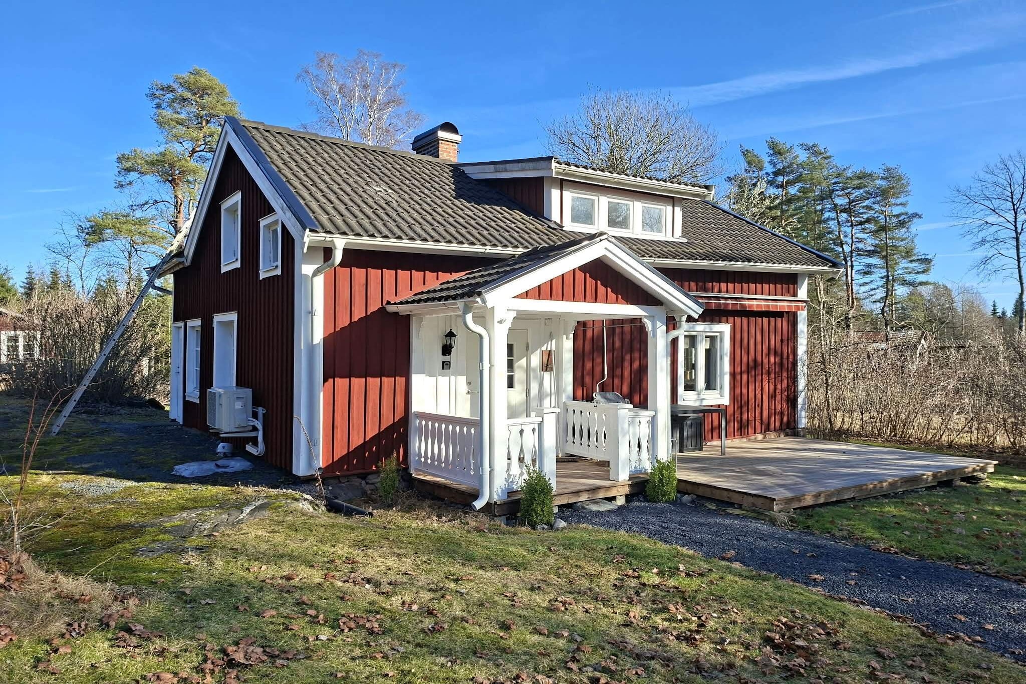 In the middle of the Småland forests lies this very well-kept house for a stay all year round. Relaxing environment with family and friends but also well-planned for those who need to work during their stay here. Large garden adjacent to the forest invites you to both peace and activity. The small veranda provides a genuine welcome. Next to it is a patio furnished in the summer with outdoor furniture for relaxation and shared meals. The house has a spacious kitchen that is fully equipped for self-catering. Living room with sofa for cozy moments in front of the TV with the possibility of using your own program selection. A bedroom downstairs with two single beds. Bathroom with shower, washbasin and toilet. From the hall at the entrance, a staircase leads you upstairs to two more bedrooms. The larger bedroom with two single beds also has a practical desk and large storage facilities. The smaller bedroom with a single bed and armchair invites you to wonderful relaxation. Both rooms have nice sliding doors for optimal privacy. In a separate room with its own entrance from the outside, at the back of the house, there is access to a washing machine and dryer. In this hilly landscape there is the opportunity for long walks in nature all seasons. Several nature reserves and many lakes can be discovered in the area. A refreshing dip can be taken at Bjädesjöbadet or Hårdasjöbadet, both of which have a jetty and barbecue area for visitors to use. In Sävsjö, a quarter of a drive away, there is also an adventure pool for indoor swimming all year round. All conceivable services such as a grocery store and other shopping are located in Vetlanda, which is about 10 minutes by car from the accommodation. Other attractions in the surrounding area are the wooden town of Eksjö and Astrid Lindgren's Vimmerby with activities and museums that are appreciated by both young and old.