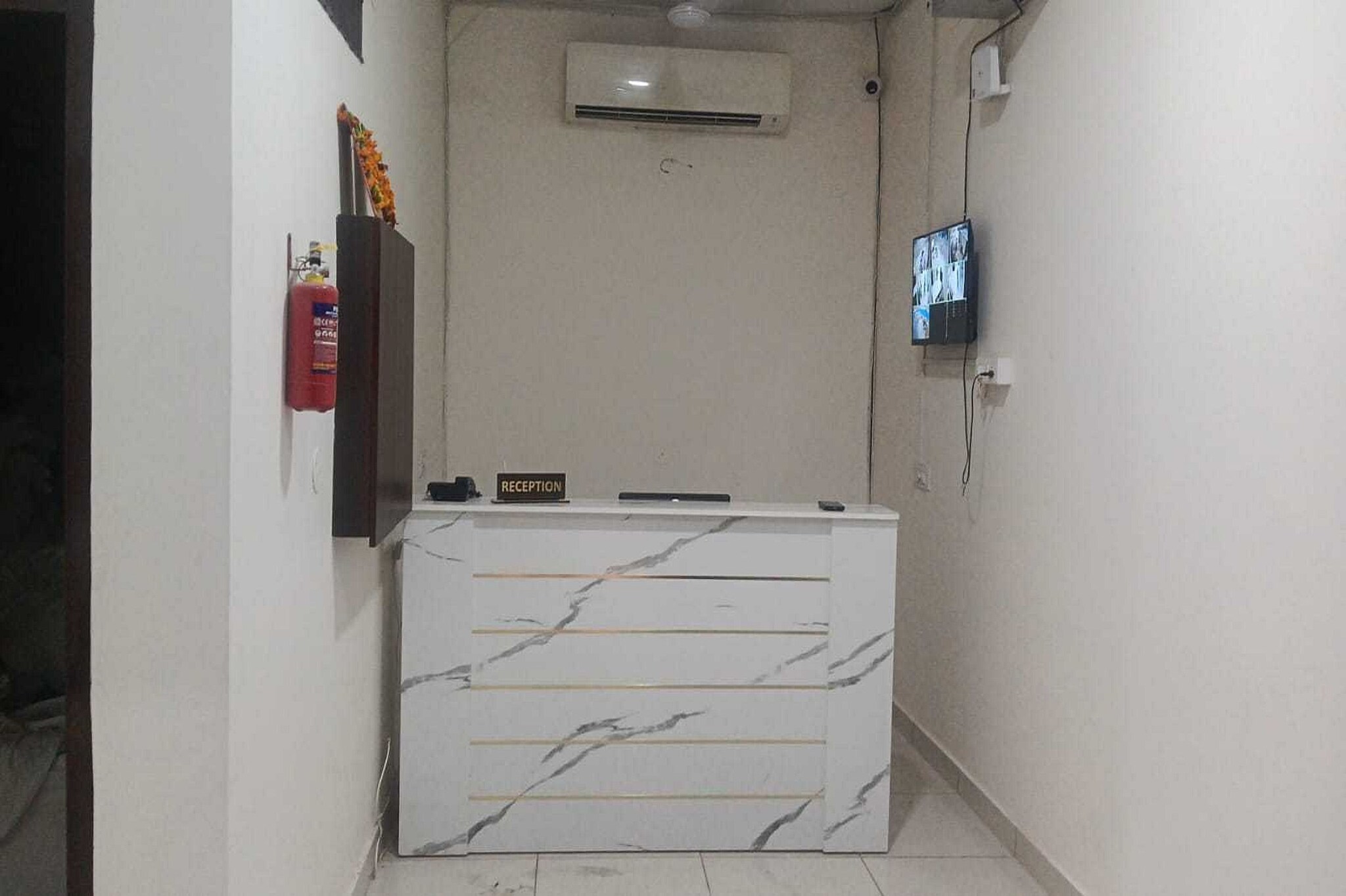 Ground floor: (bedroom(double bed, TV, seating area, air conditioning, telephone), bathroom(bathtub or shower, washbasin, toilet, Towels incl., shampoo, body soap, hot water))