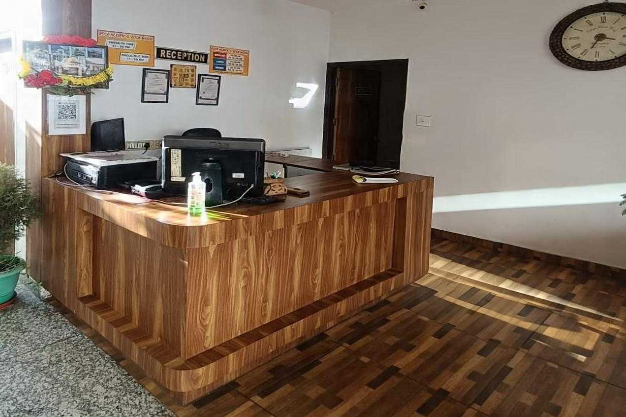 Ground floor: (bedroom(double bed, TV, seating area, air conditioning, telephone), bathroom(bathtub or shower, washbasin, toilet, Towels incl., shampoo, body soap, hot water))