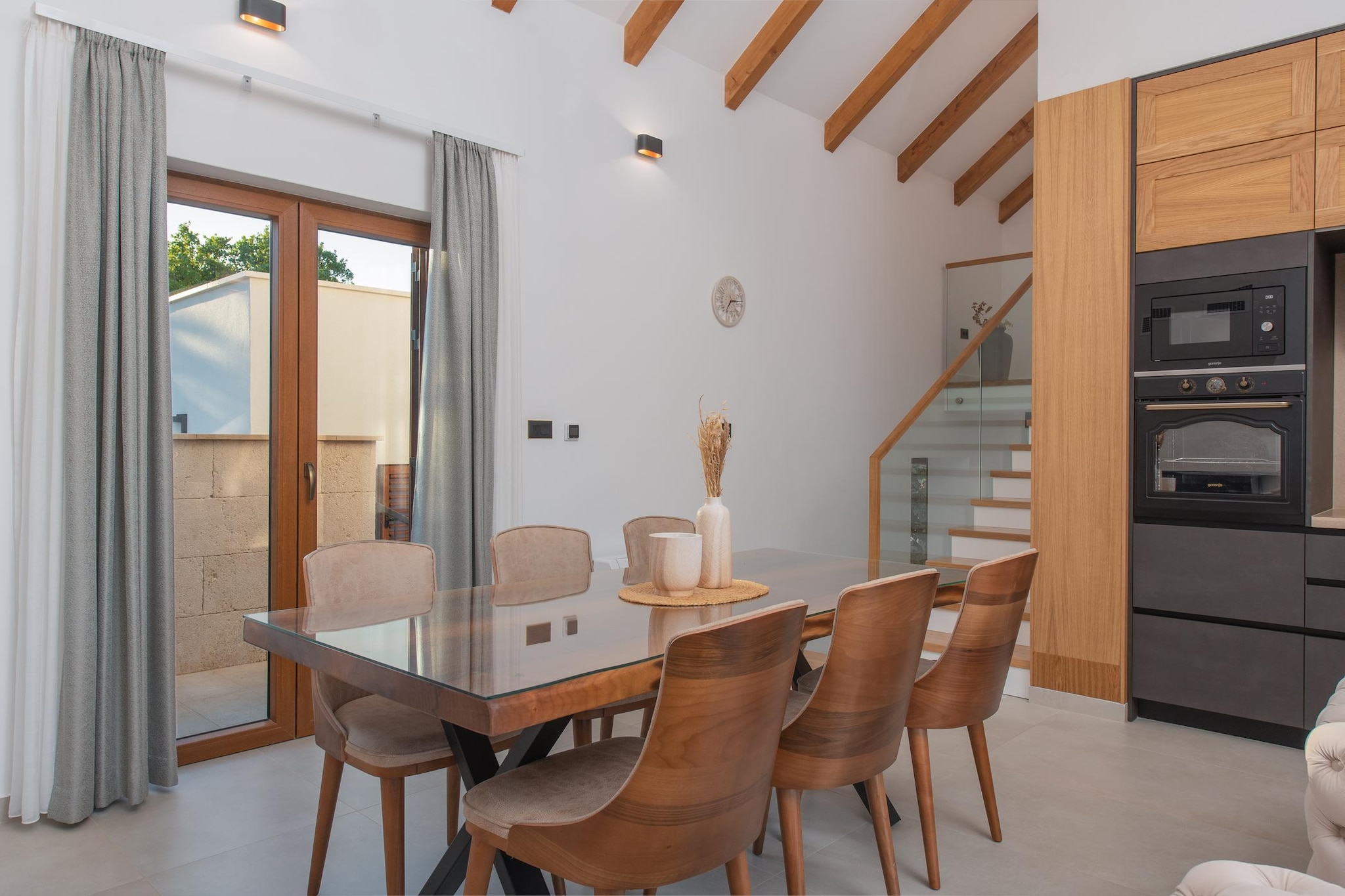 Ground floor: (open kitchen(stove, electric kettle, toaster, coffee machine, oven, microwave, dishwasher, fridge-freezer, dishes and cutlery, Cooking basics), Living/diningroom(double sofa bed, TV(flatscreen, satellite), dining table, fireplace, seating area), bedroom(double bed), bedroom(double bed), bedroom(single bed), bedroom(single bed), bathroom(bathtub or shower, washbasin, toilet), bathroom(bathtub or shower, washbasin, toilet, hairdryer))\n\nInternet access, Massage, Beach, Wine, hot tub, washing machine, balcony, heating, air conditioning, terrace, garden furniture, sun loungers, BBQ, parking, swimming pool(private, outside), iron, Cleaning products