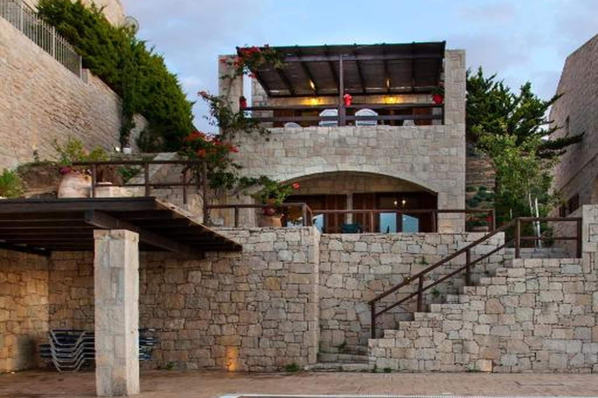 Elegant Villa for 4 in Agia Pelagia