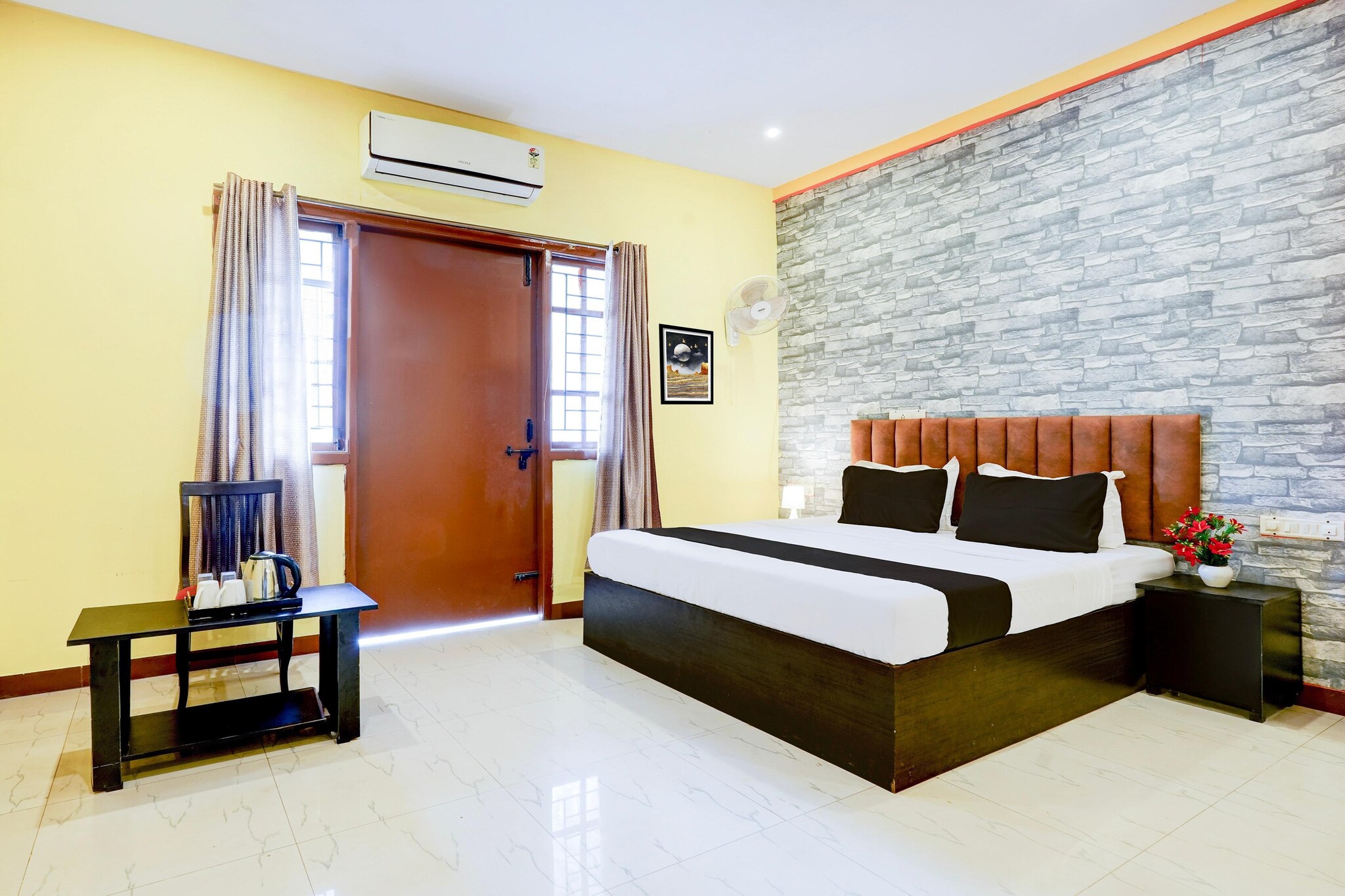 "Enjoy a comfortable and hassle-free experience at our thoughtfully designed property. Each room is equipped with modern amenities, cozy bedding, and elegant decor to make you feel right at home. Located conveniently with easy access to public transport and major attractions, it's perfect for both business and leisure travelers. Cleanliness and guest comfort are our top priorities, and our team is available 24/7 to assist you throughout your stay.
Foreign Guests Restricted: Apologies, but we are currently unable to host foreign nationals at this property.
Early Check-In Policy: A full day’s room rate will be charged for check-ins before 6:00 AM. Complimentary early check-in is available between 6:00 AM and 10:00 AM, subject to room availability.
Check-in is only available to guests aged 18 and above. Please provide a government-issued ID to confirm your age.