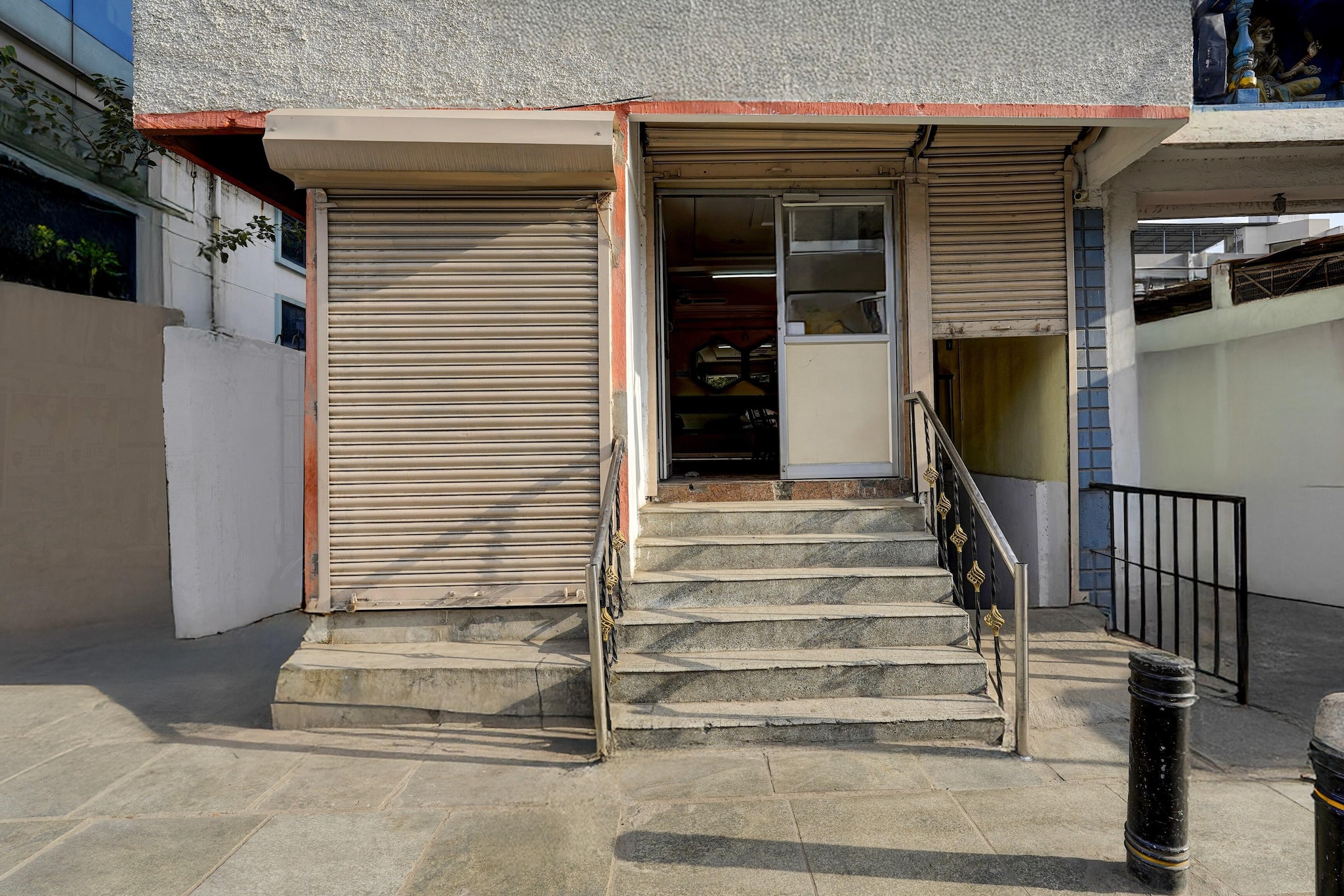 Ground floor: (bedroom(double bed, TV, seating area, air conditioning, telephone), bathroom(bathtub or shower, shower, washbasin, toilet, Towels incl., shampoo, body soap, hot water))