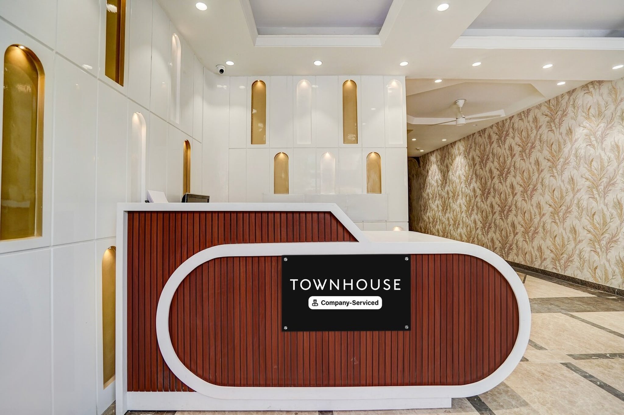 Ground floor: (bedroom(double bed, TV, seating area, air conditioning, Towels incl., telephone), bathroom(bathtub or shower, shower, washbasin, toilet, shampoo, body soap, hot water), parking)