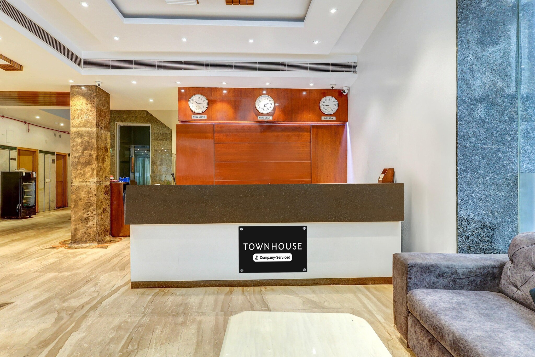 Ground floor: (bedroom(double bed, TV, seating area, air conditioning, Towels incl., telephone), bathroom(bathtub or shower, shower, washbasin, toilet, shampoo, body soap, hot water), parking, lift)