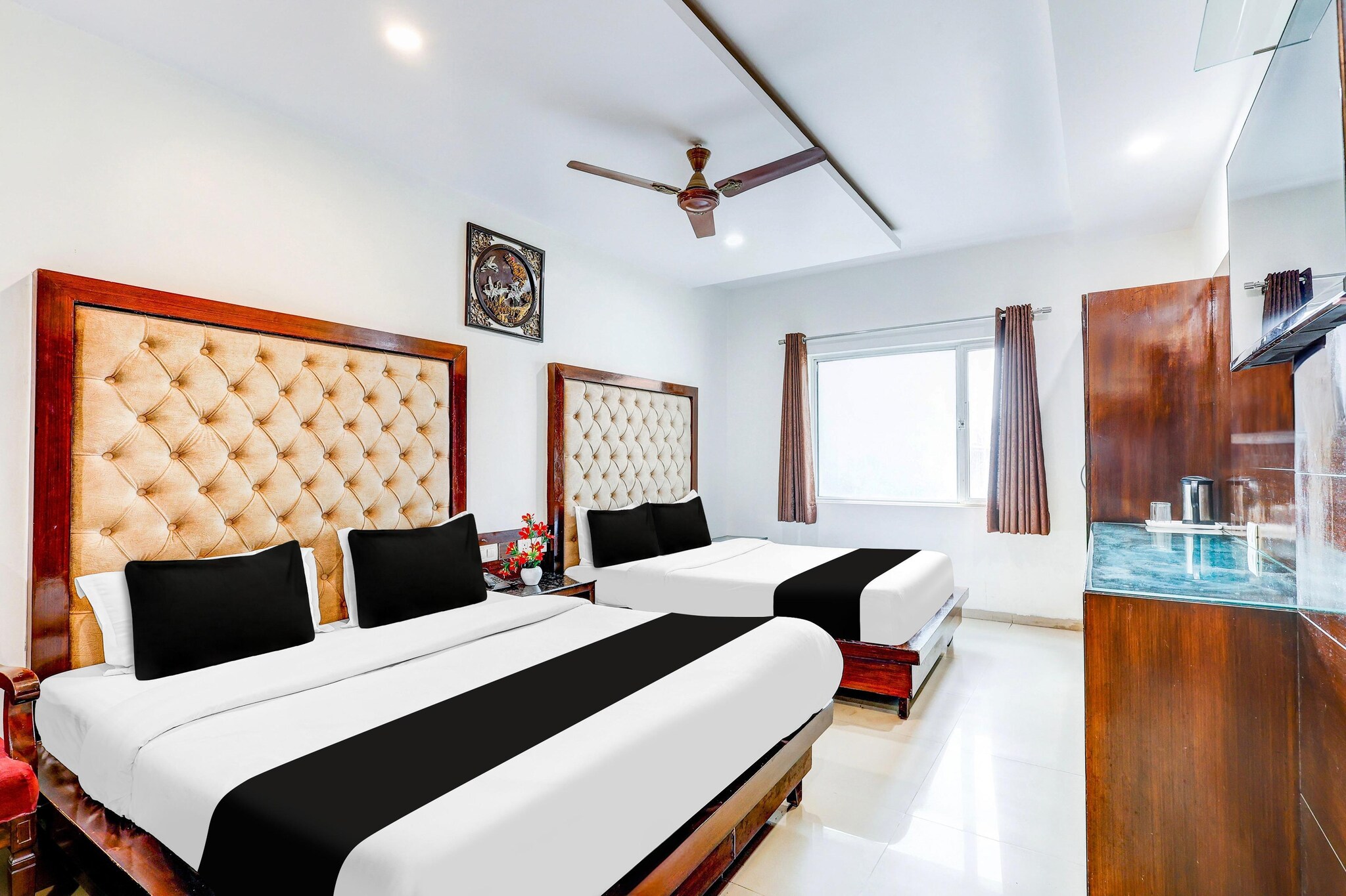 Comfortable Accommodations: Super Townhouse Arakashan Road Paharganj in Delhi offers family rooms with air-conditioning, private bathrooms, and free WiFi. Each room includes a work desk, seating area, TV, and free toiletries.
Convenient Facilities: Guests can enjoy a lounge, lift, 24-hour front desk, shared kitchen, laundry service, and room service. The hotel is pet-friendly and provides continental and à la carte breakfast options.
Prime Location: Located in the city centre, the hotel is 15 km from Delhi International Airport. Nearby attractions include Jantar Mantar, Gurudwara Bangla Sahib, and Red Fort, each 3-5 km away.
Early Check-In Policy: A full day’s room rate will be charged for check-ins before 6:00 AM.
Complimentary early check-in is available between 6:00 AM and 10:00 AM, subject to room availability.
Check-in is only available to guests aged 18 and above. Please provide a government-issued ID to confirm your age.