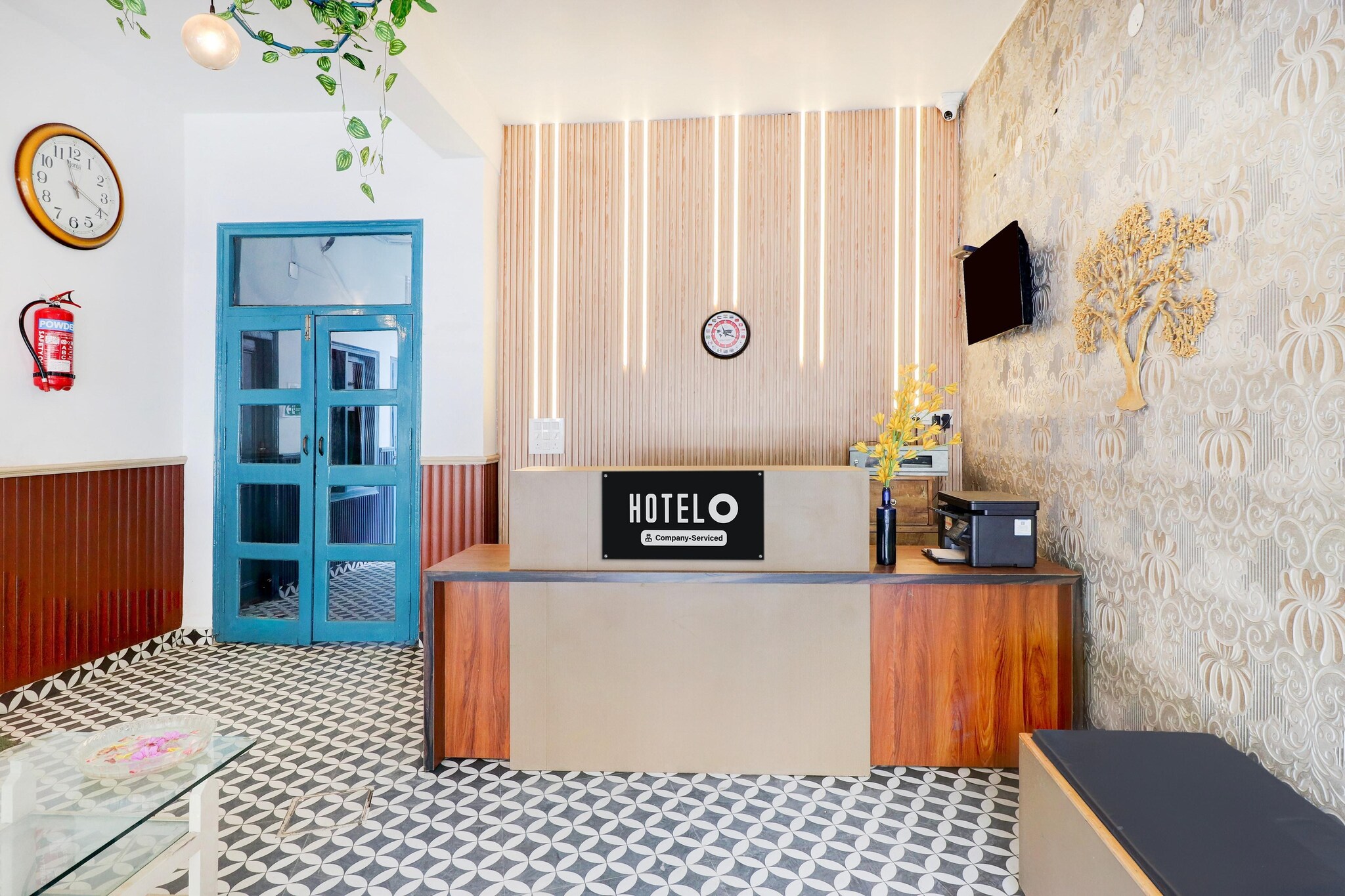 Ground floor: (bedroom(double bed, TV, seating area, air conditioning, telephone), bathroom(bathtub or shower, washbasin, toilet, Towels incl., shampoo, body soap, hot water), Parking)